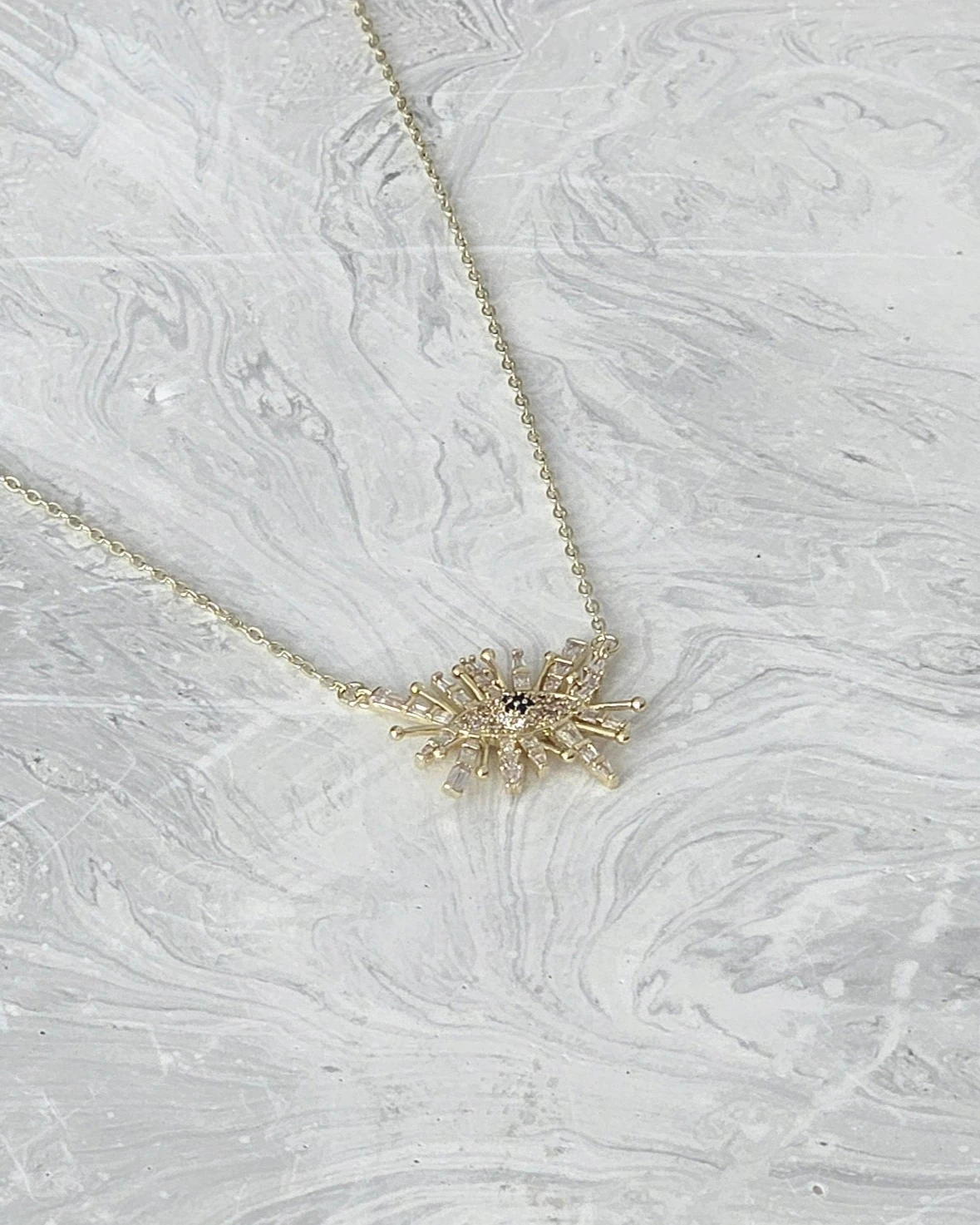 Sunburst Eye – Işıltılı Nazar Motifli Altın Rengi Kolye