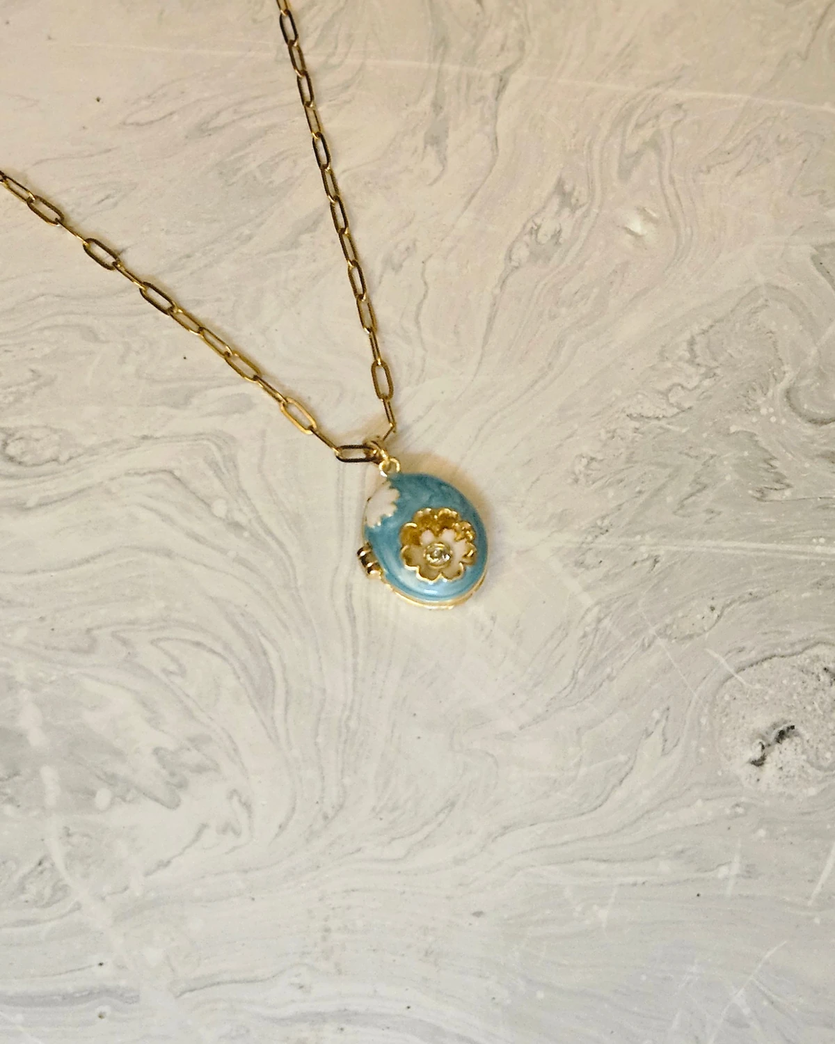 Ocean Bloom – Turkuaz Çiçek Motifli Madalyon Altın Renginde Kolye