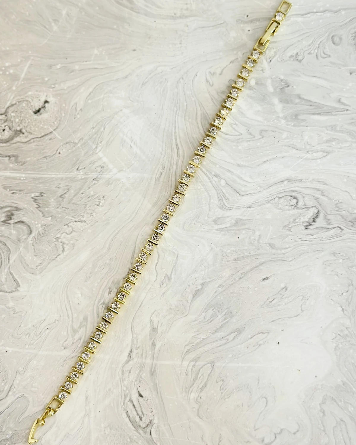 Classic Shine – Altın Renkli Taşlı Bileklik