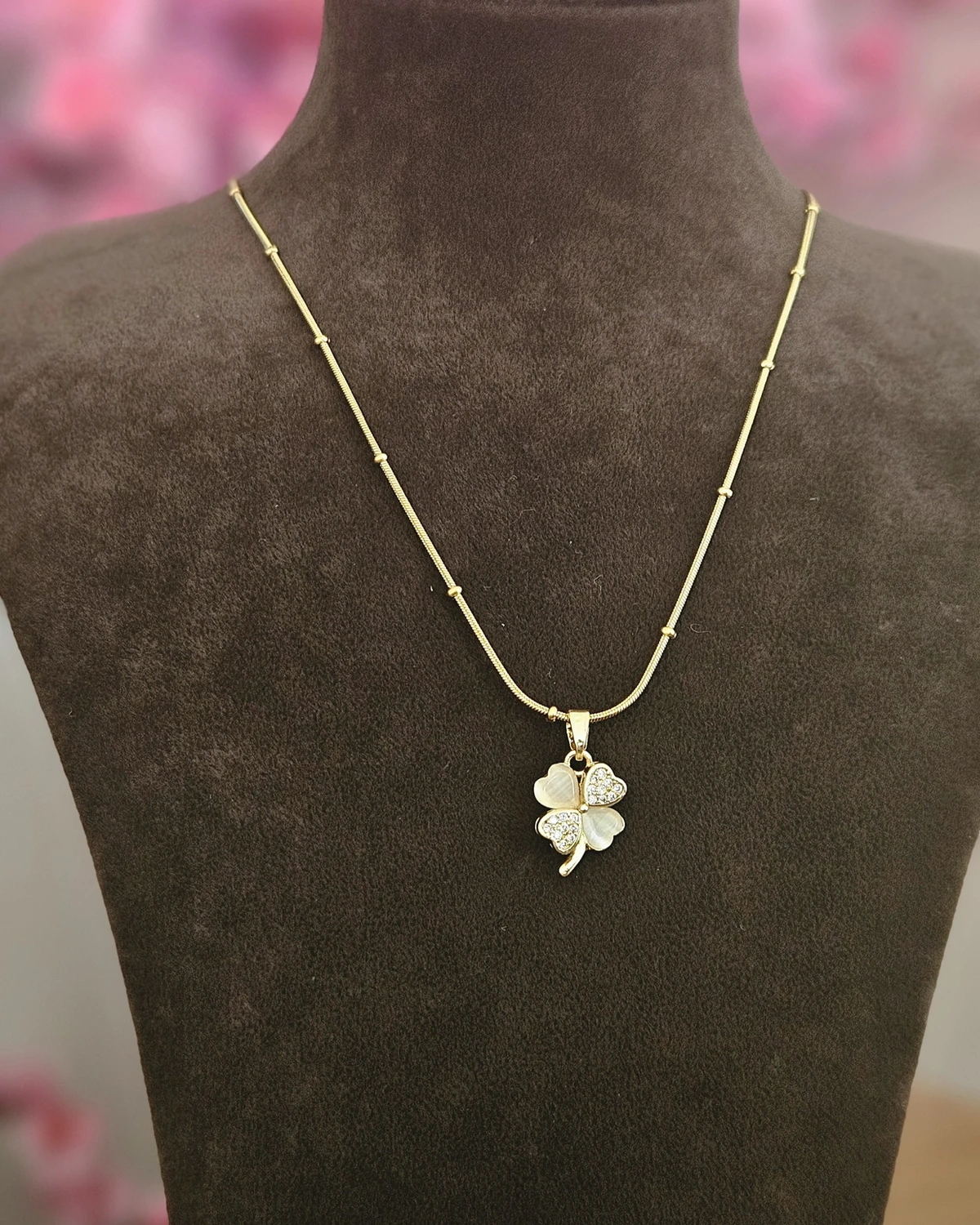 Daisy Bloom – Taşlı Yonca Motifli Kolye Altın Renginde