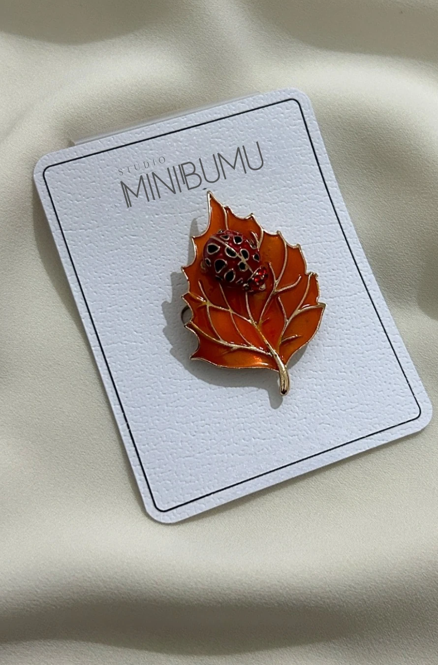 YAPRAK MOTİF UĞURBÖCEĞİ BROŞ