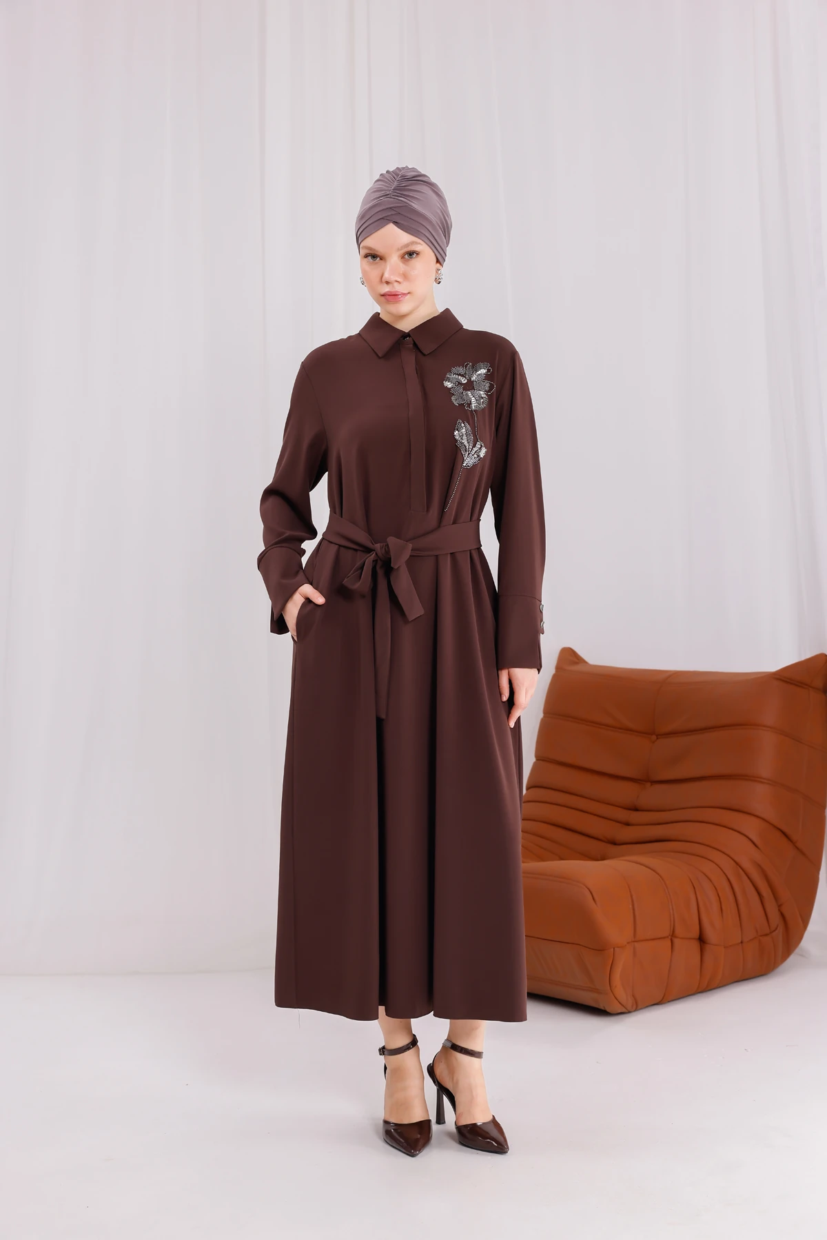 Fleur Desenli Nakış İşlemeli Kuşaklı Elbise 3263 - Kahverengi