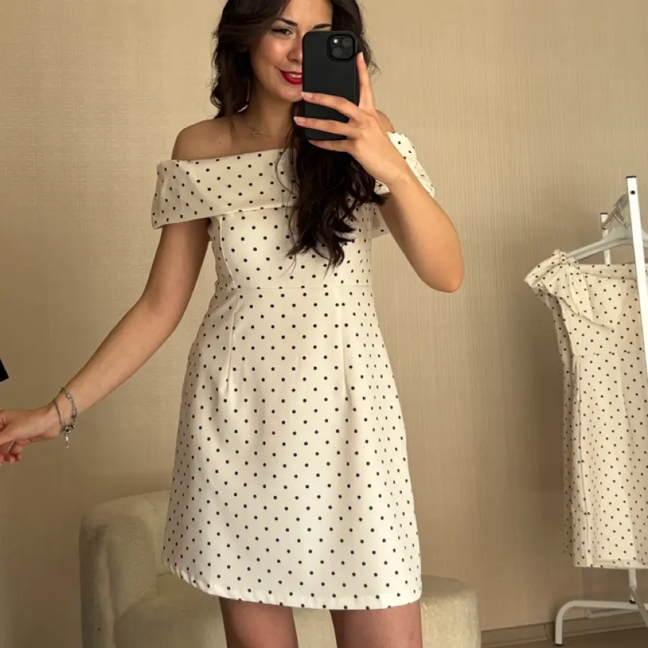 Degaje Yaka Puantiyeli Mini Elbise