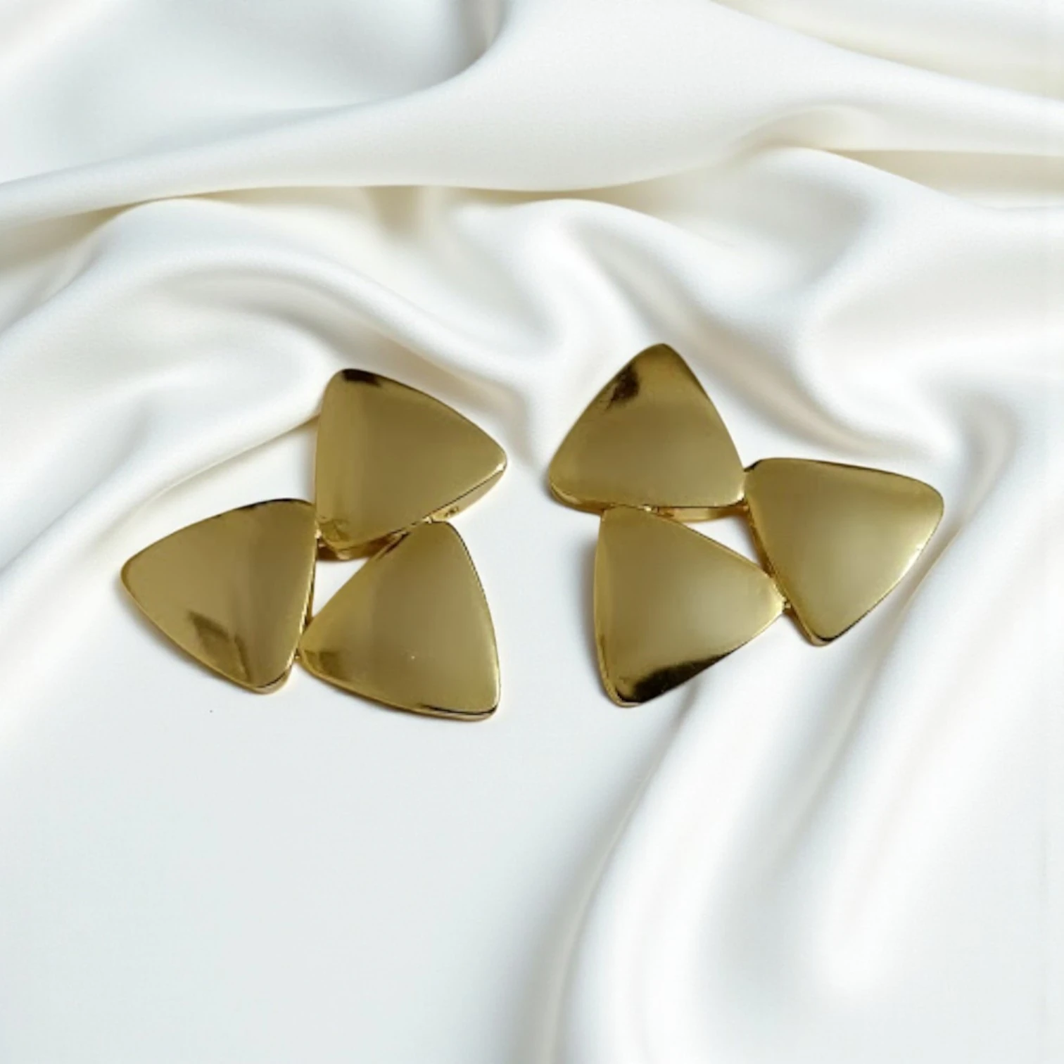 Altın Kaplamalı Üçgen Şık Küpe