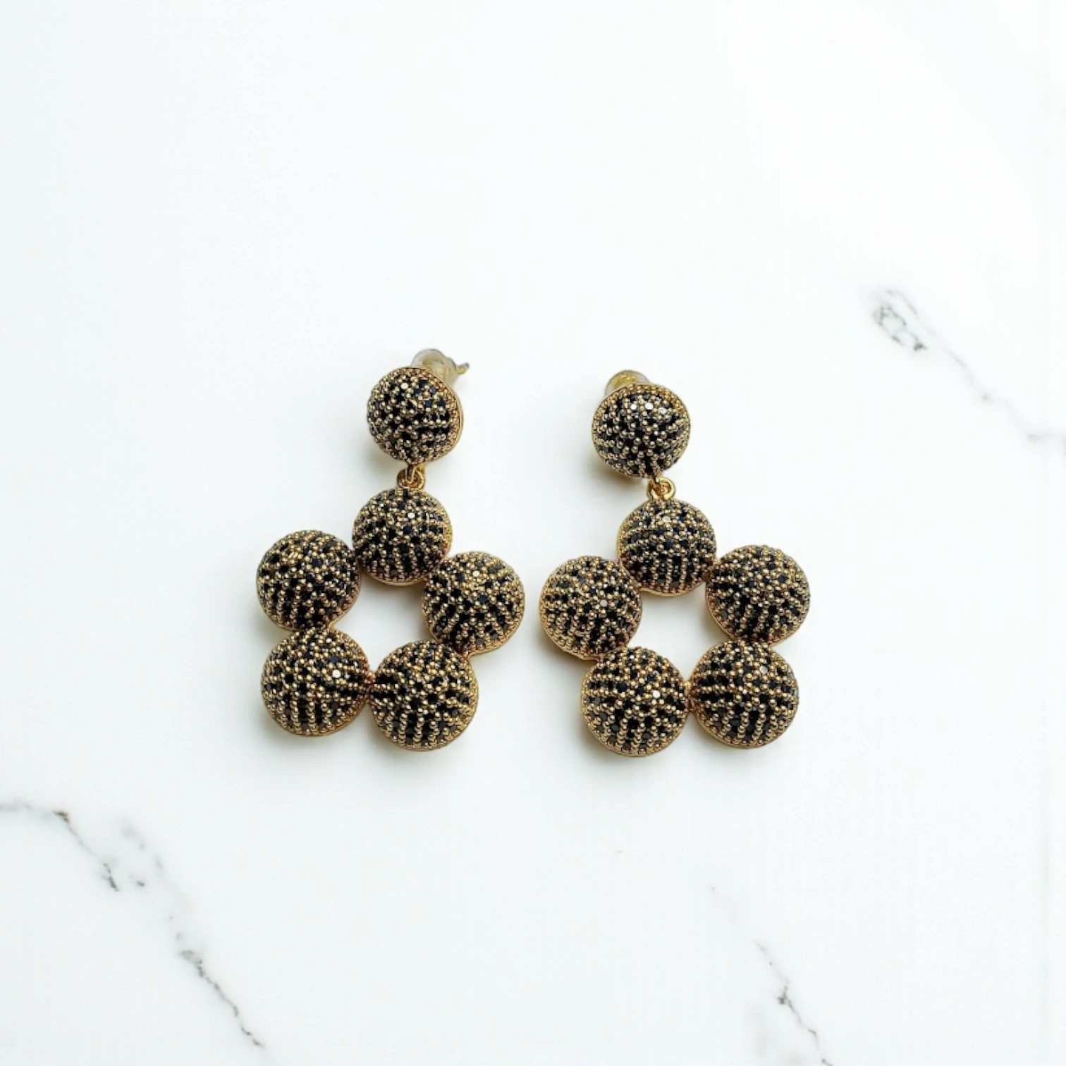 Altın Kaplamalı Zirkon Taşlı Yarım Top Çiçek Küpe