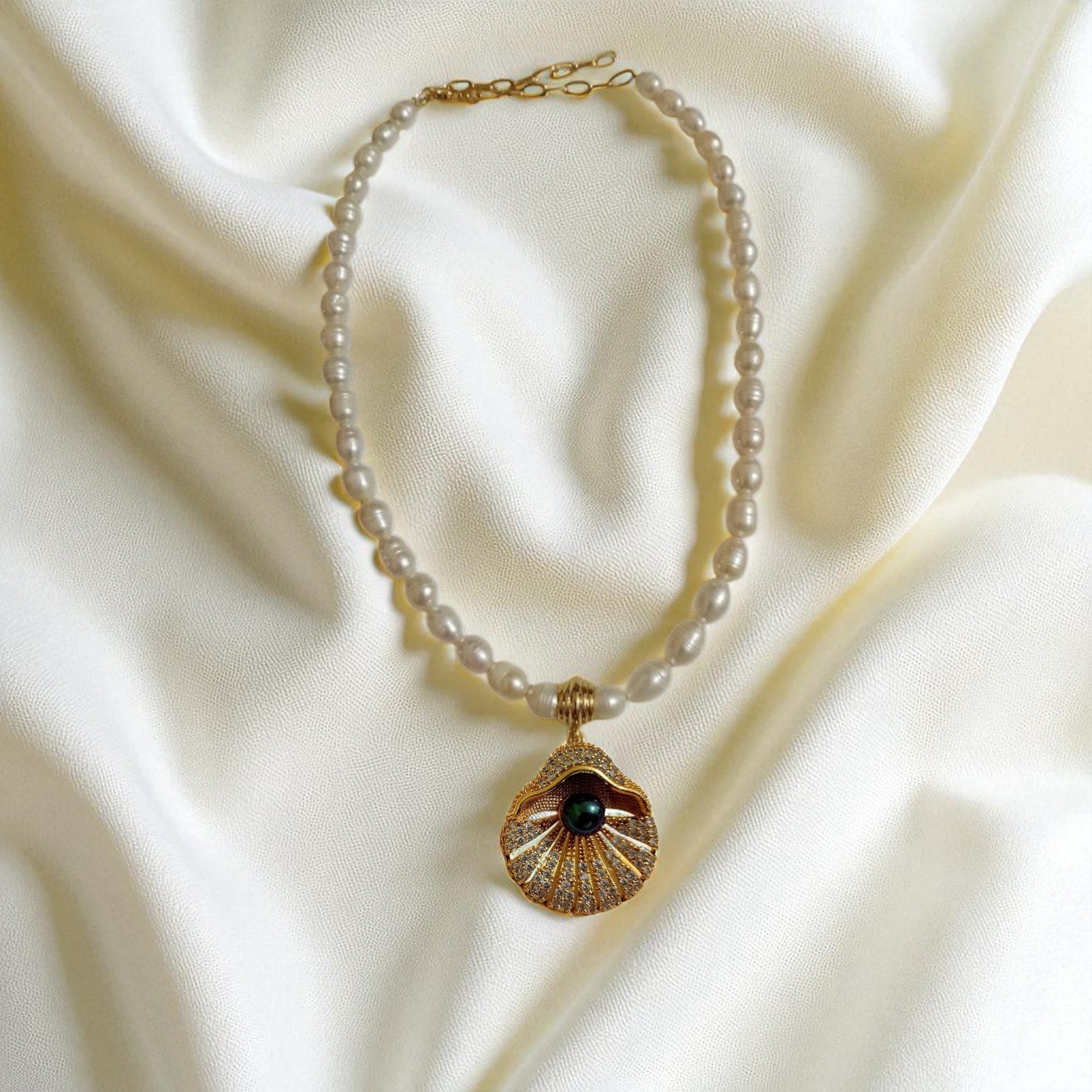 Gold-Plated Seashell Necklace with Pearls and Zircon Stones - Black pearl