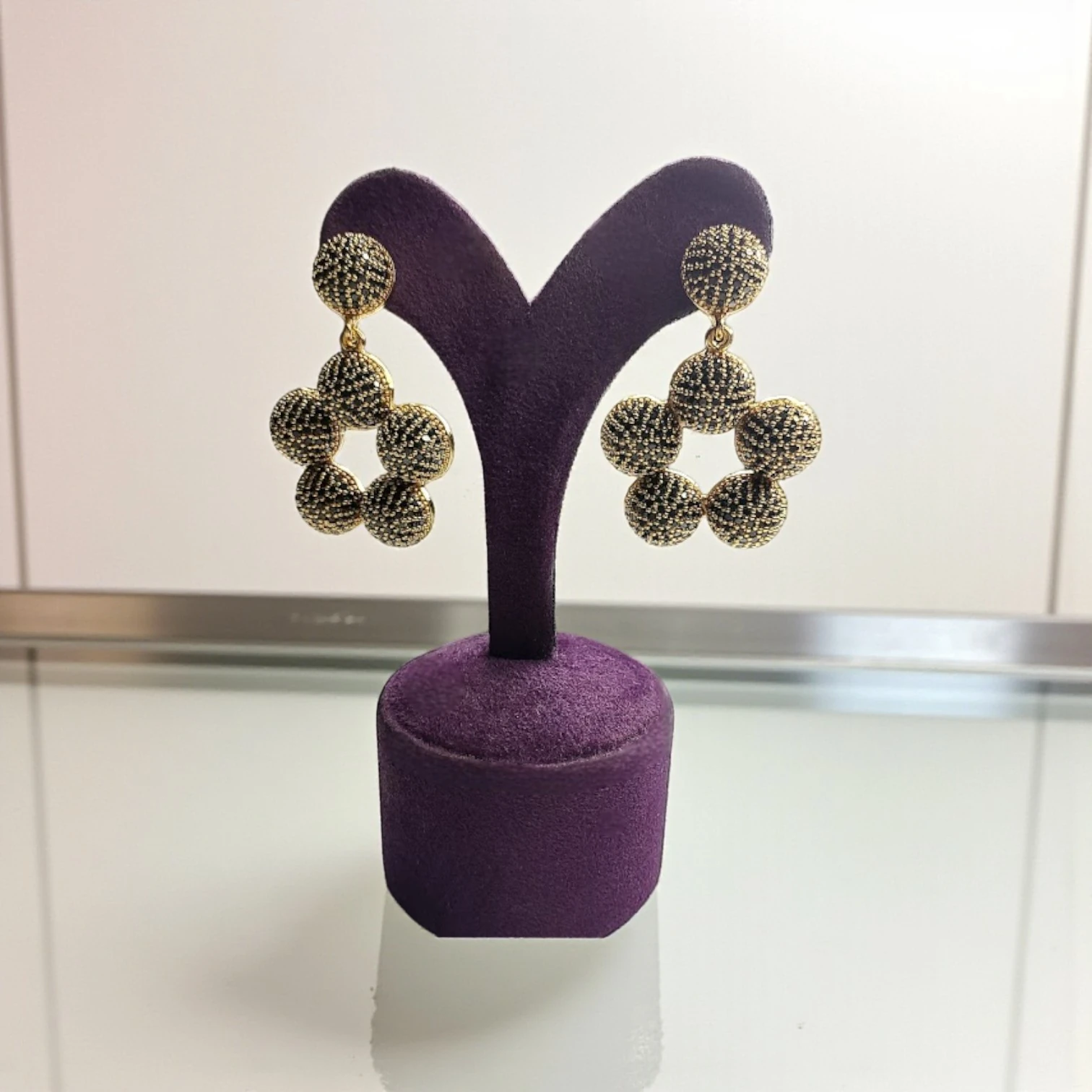 Altın Kaplamalı Zirkon Taşlı Yarım Top Çiçek Küpe