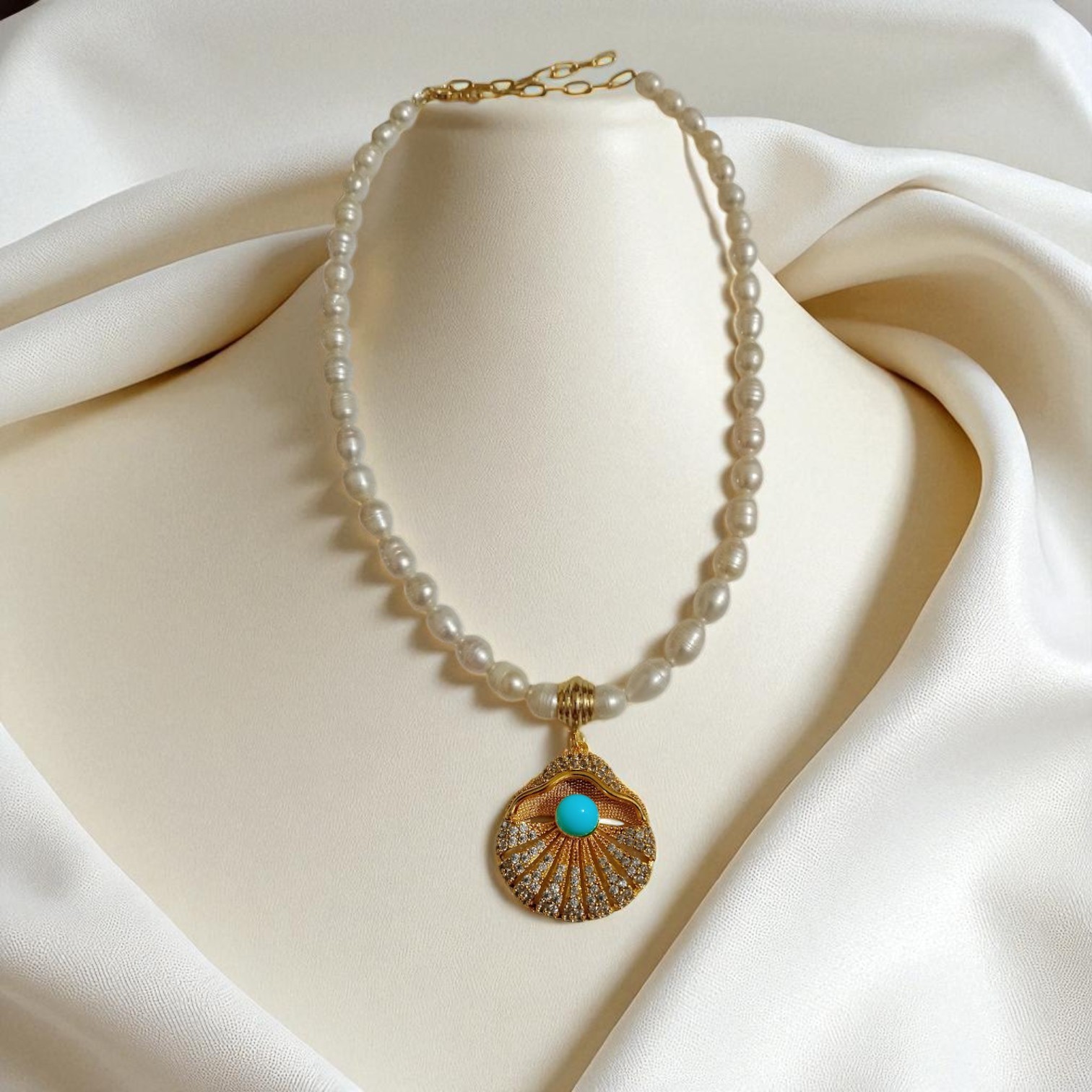 Gold-Plated Seashell Necklace with Pearls and Zircon Stones - Turkuaz Beyaz İncili