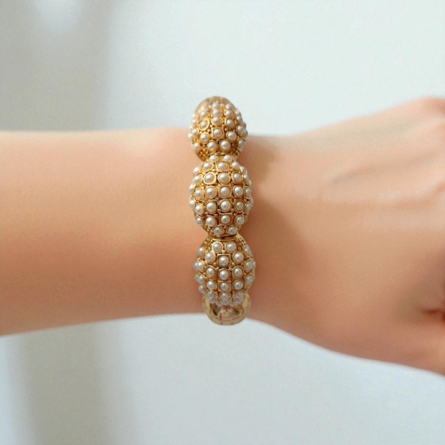 Dome Bracelet with Geometric Patterns and Pearl Details - White pearl