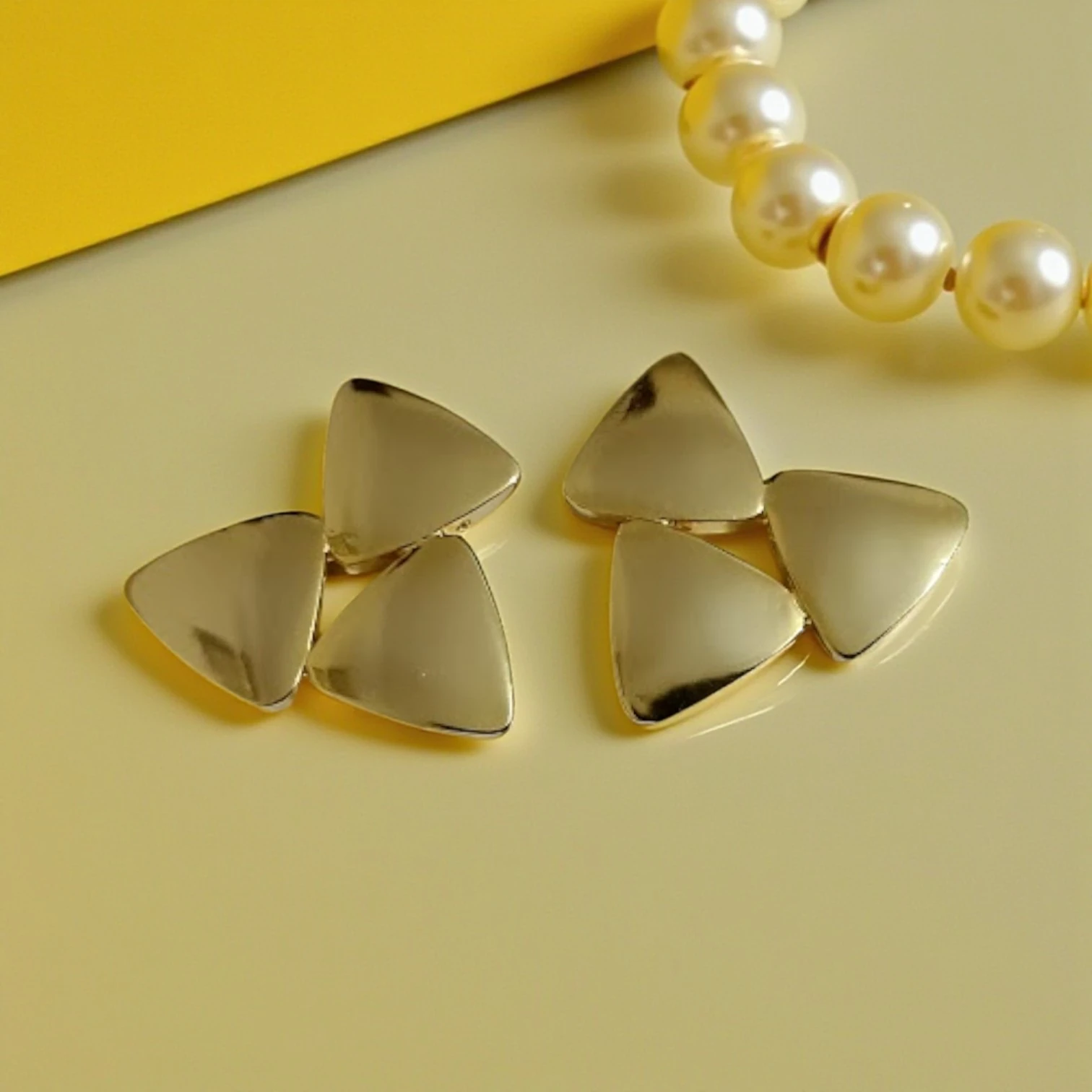 Altın Kaplamalı Üçgen Şık Küpe