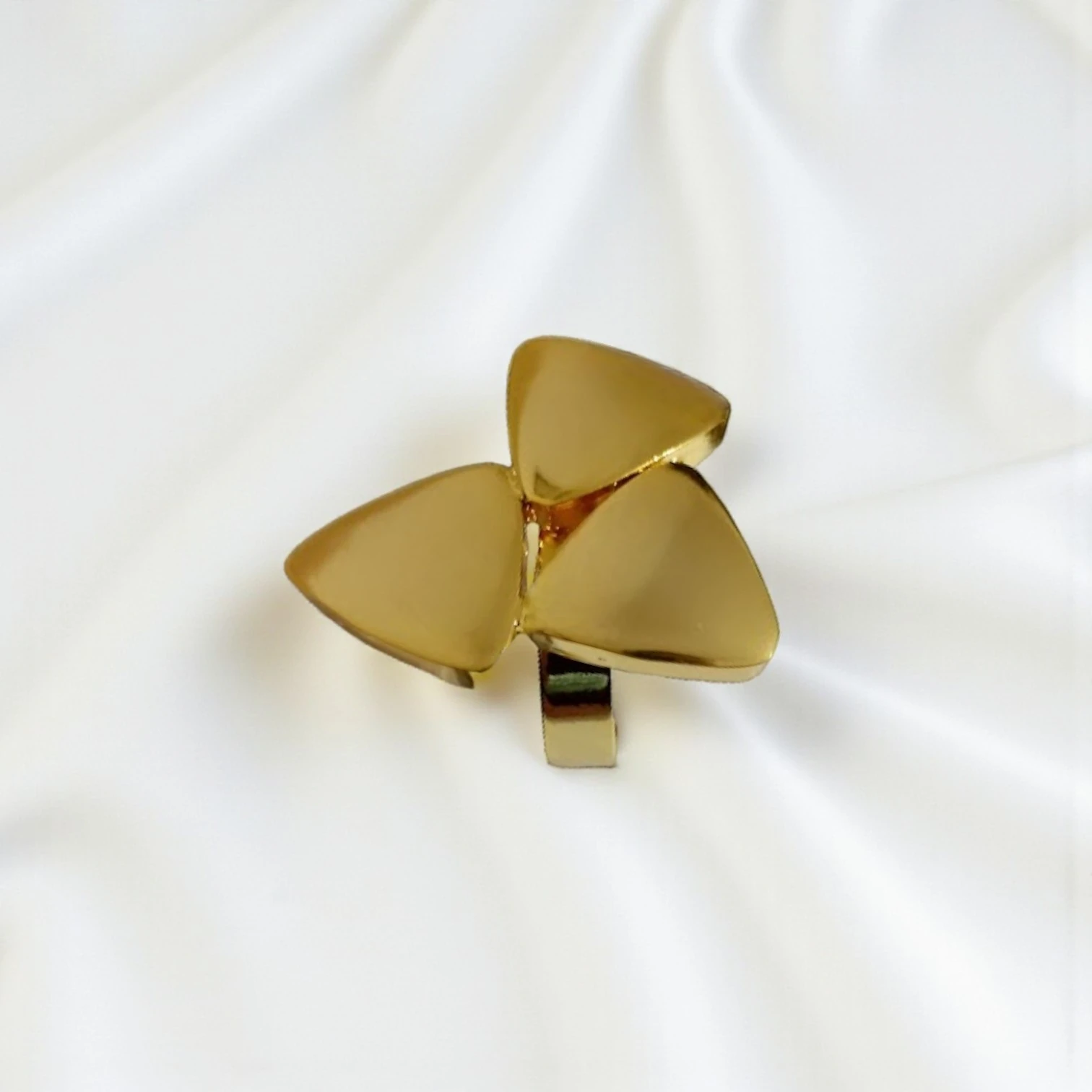 Altın Kaplamalı Üçgen Şık Yüzük