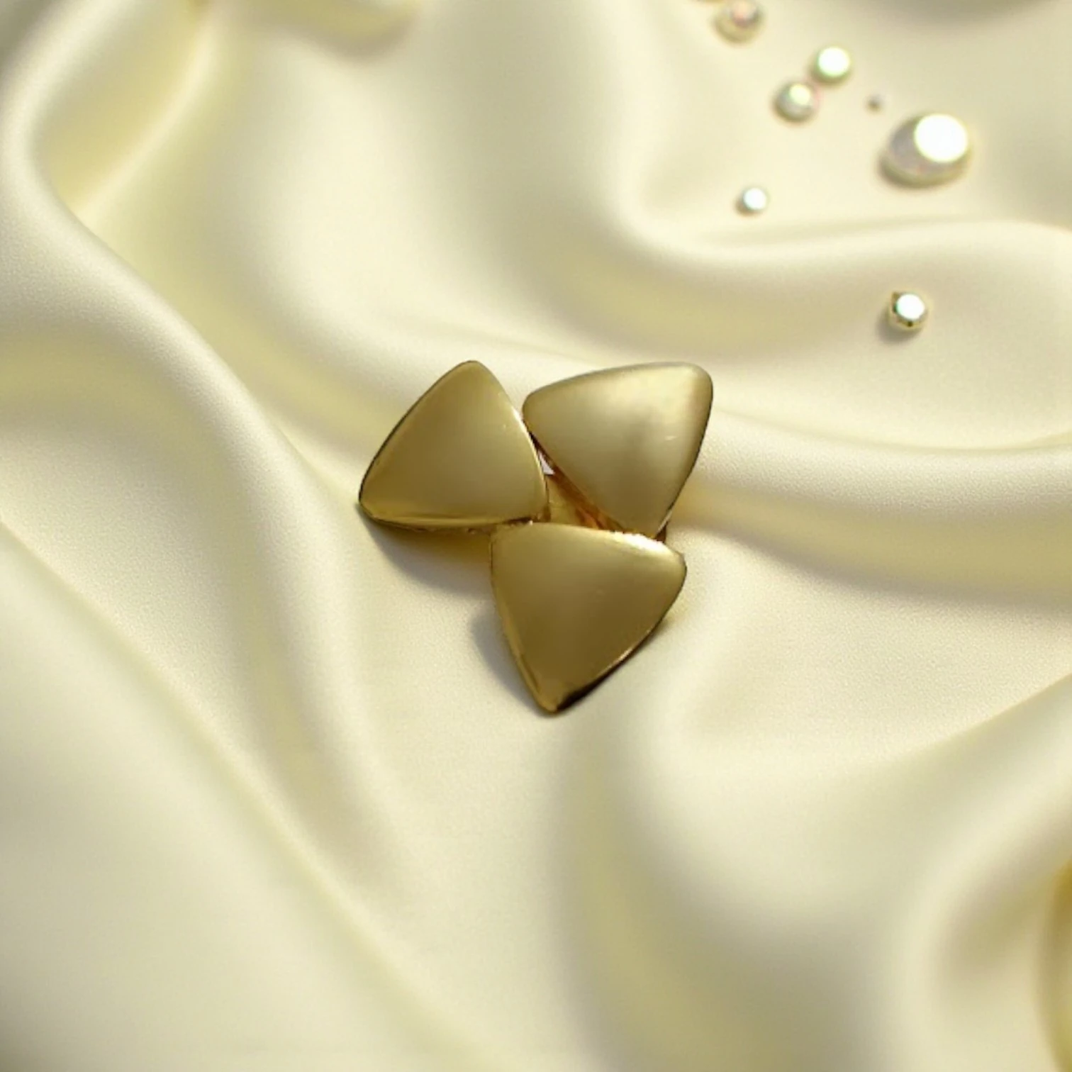 Altın Kaplamalı Üçgen Şık Yüzük