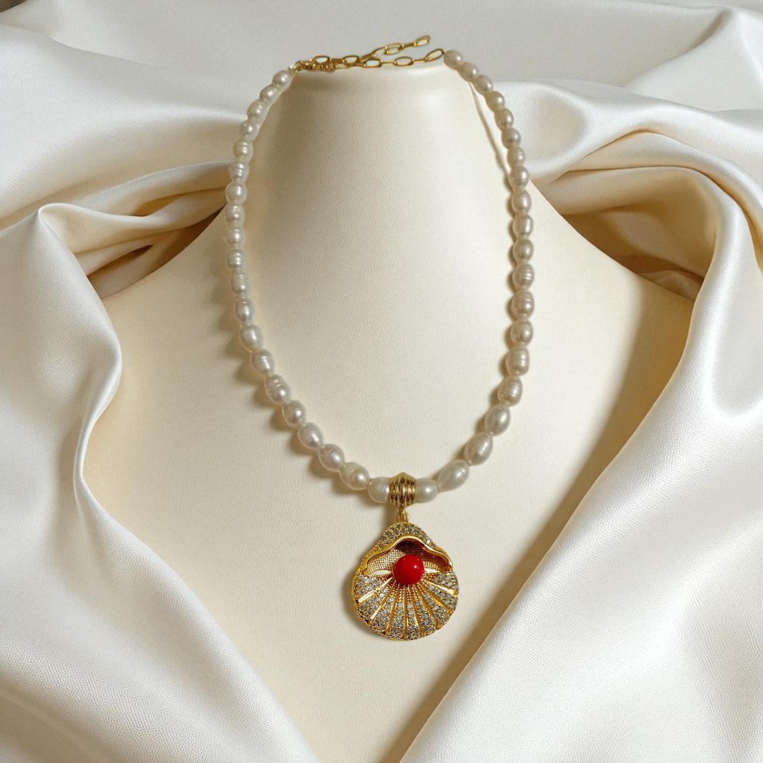 Gold-Plated Seashell Necklace with Pearls and Zircon Stones - Red