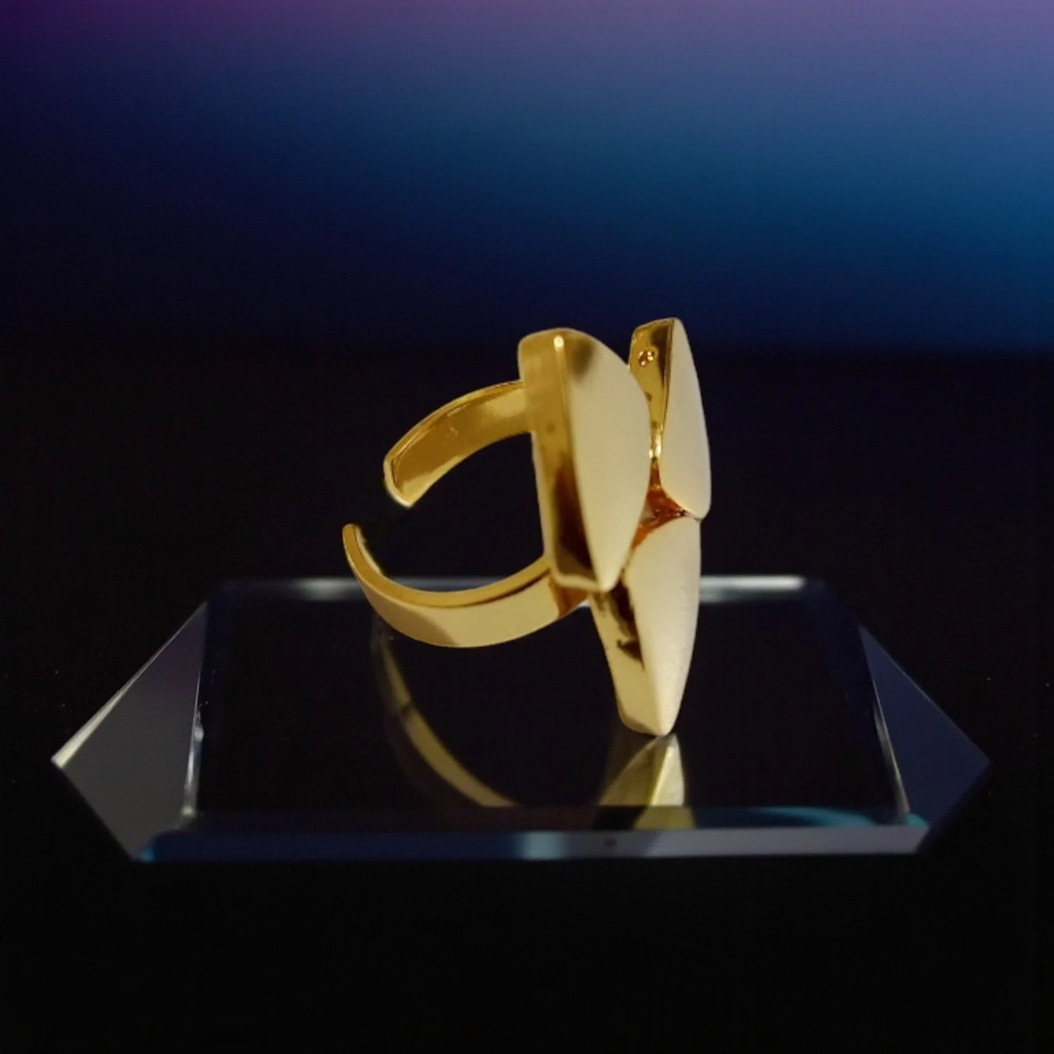 Altın Kaplamalı Üçgen Şık Yüzük