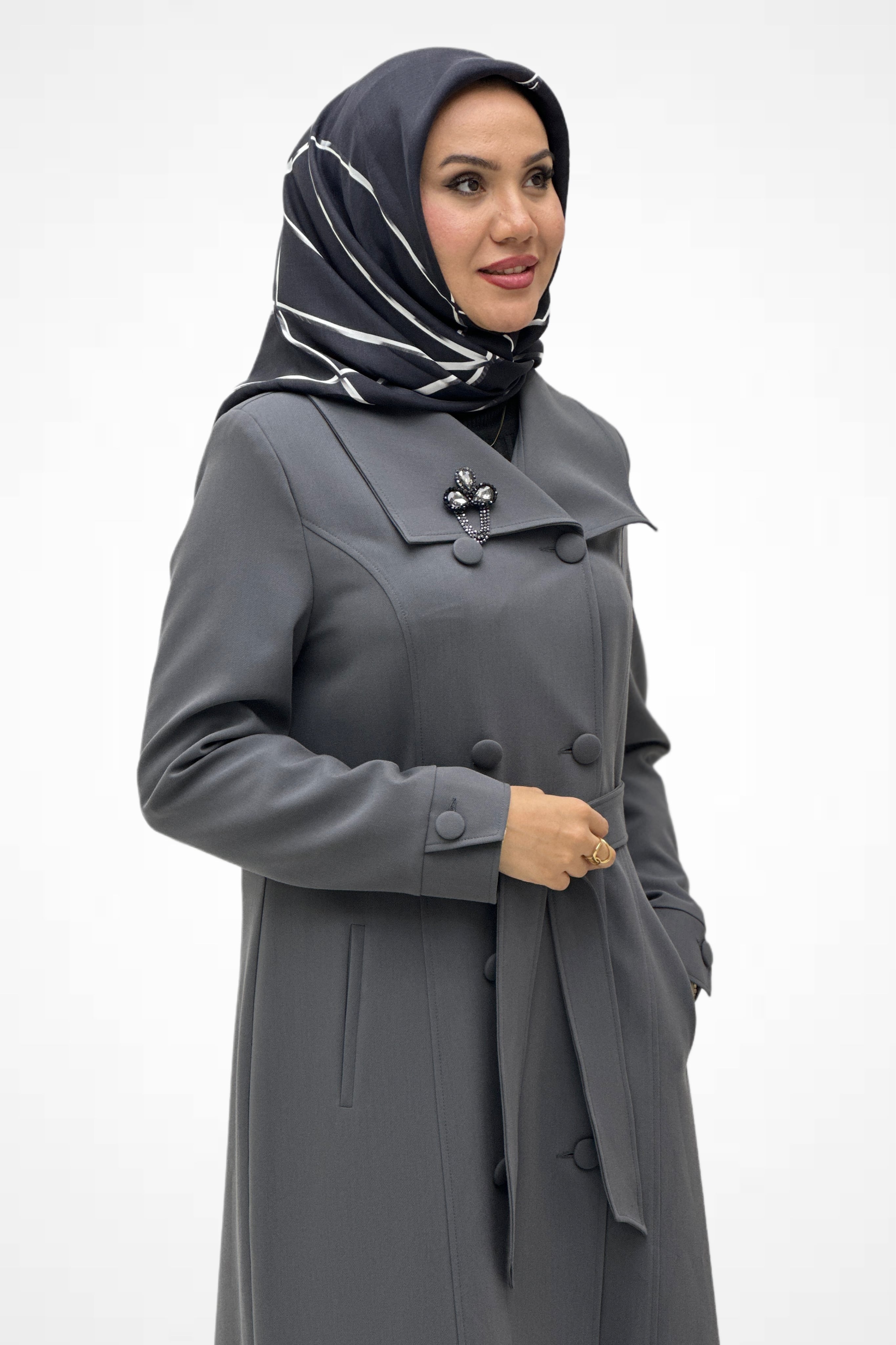 Broşlu Pardesü P900
