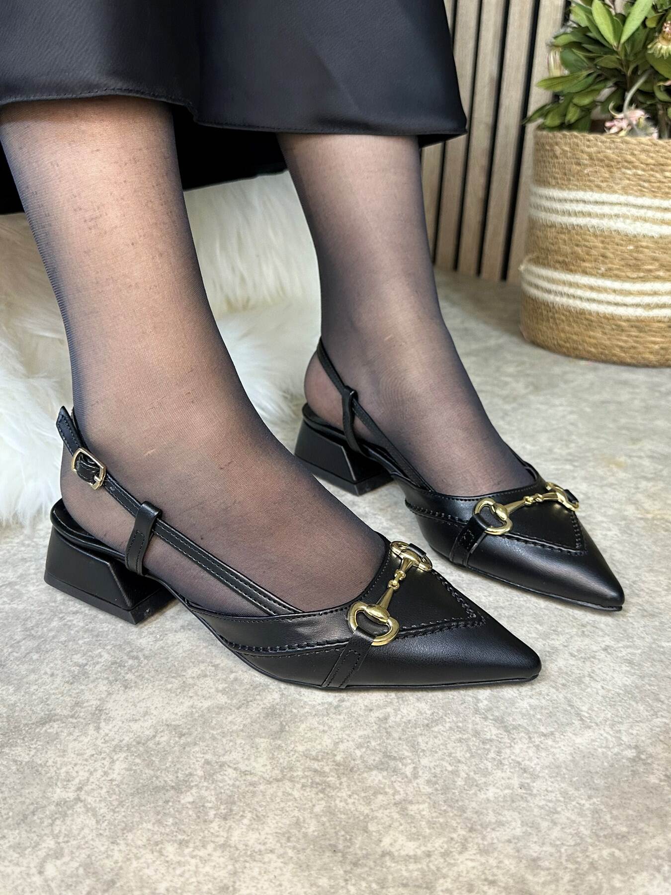 Günlük Kadın Babet Kalın Kısa Topuklu Sivri Burunlu Ayarlanabilir Tokalı Arkası Açık Ayakkabı 456