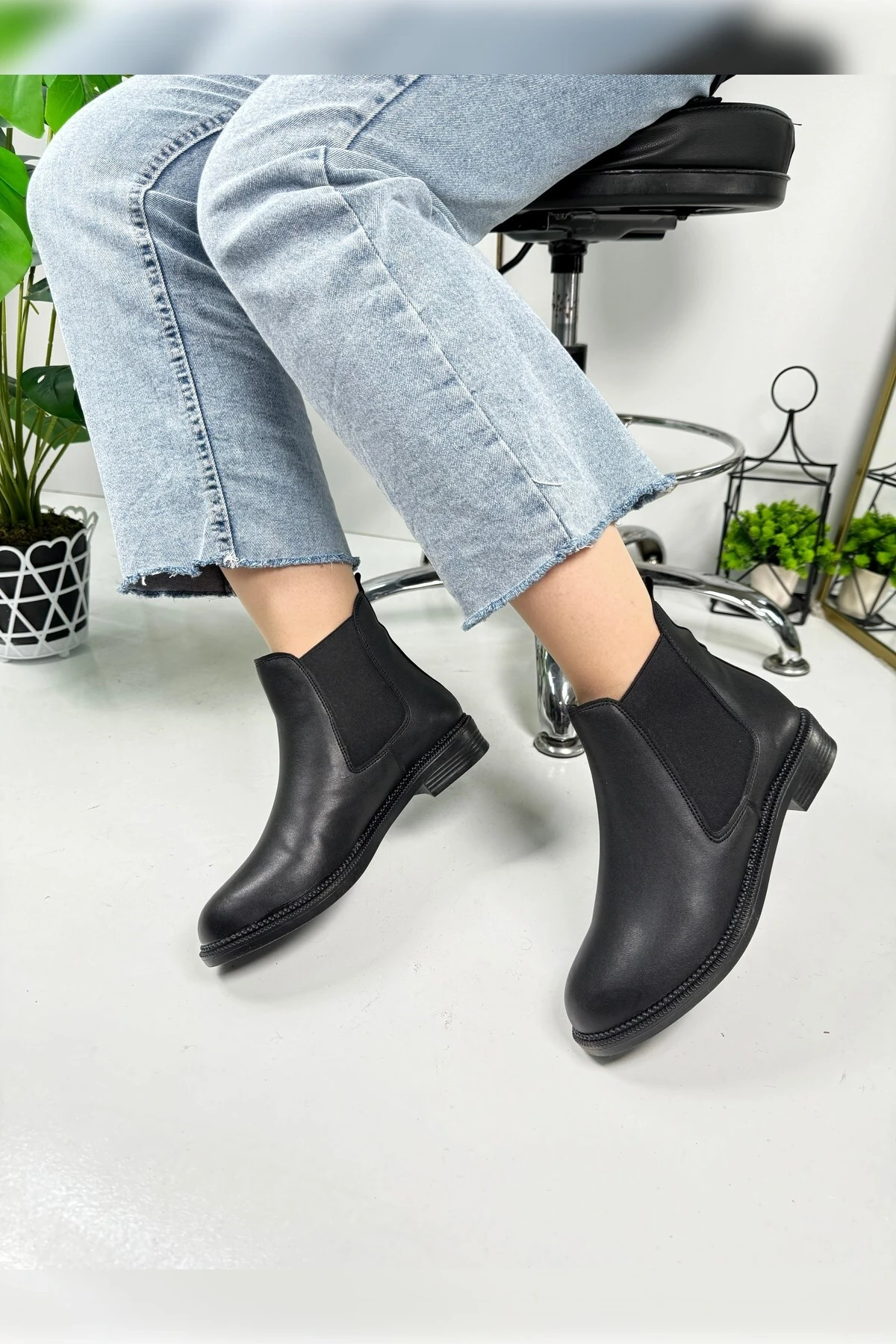 Günlük Kadın Siyah Bot Kalın Oval Burunlu Lastikli Alçak Topuklu Tırtıklı Taban Kısa  Bootie  387