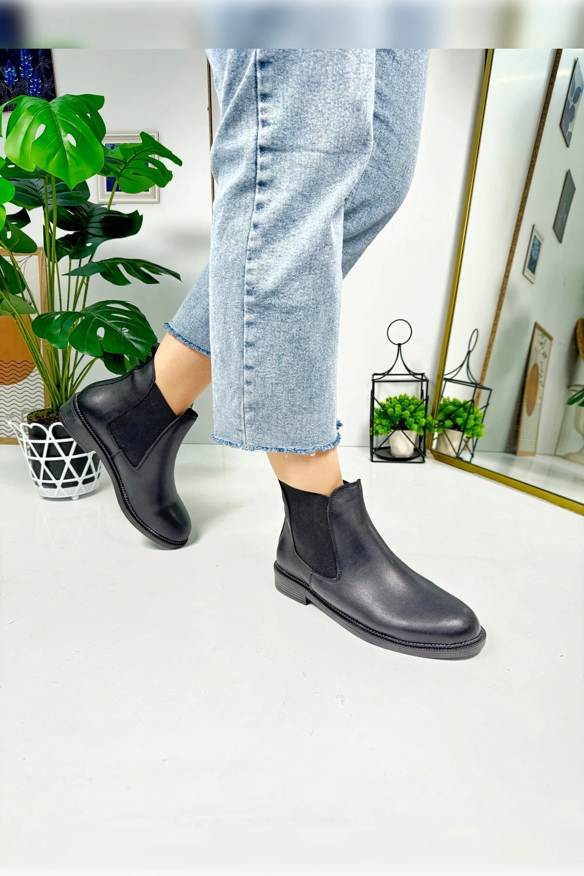 Günlük Kadın Siyah Bot Kalın Oval Burunlu Lastikli Alçak Topuklu Tırtıklı Taban Kısa  Bootie  387