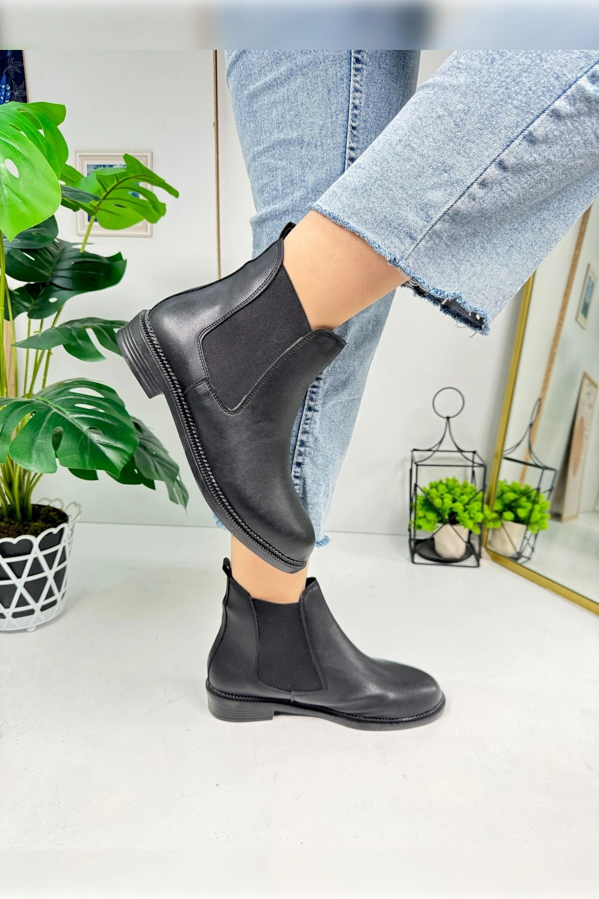 Günlük Kadın Siyah Bot Kalın Oval Burunlu Lastikli Alçak Topuklu Tırtıklı Taban Kısa  Bootie  387