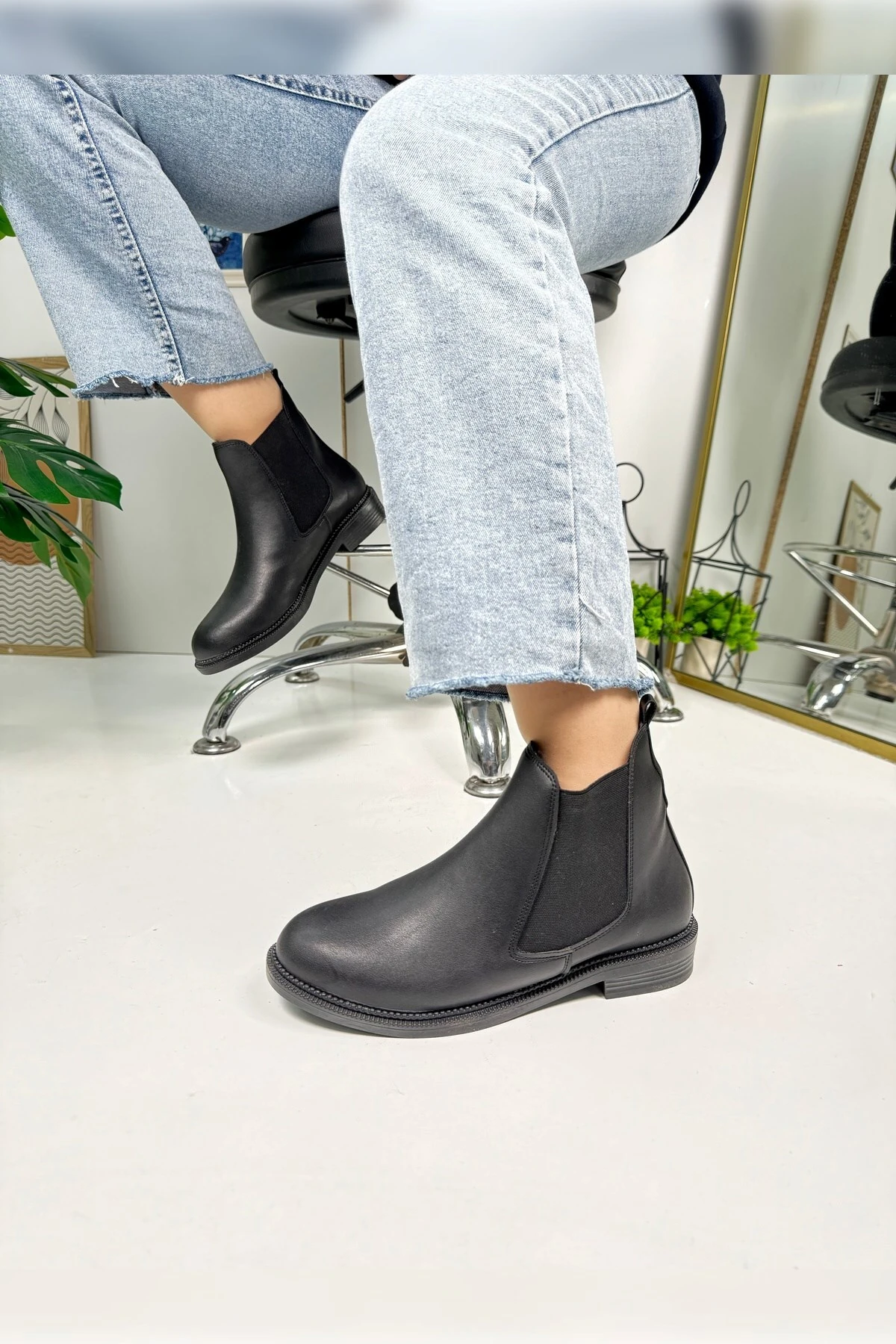 Günlük Kadın Siyah Bot Kalın Oval Burunlu Lastikli Alçak Topuklu Tırtıklı Taban Kısa  Bootie  387