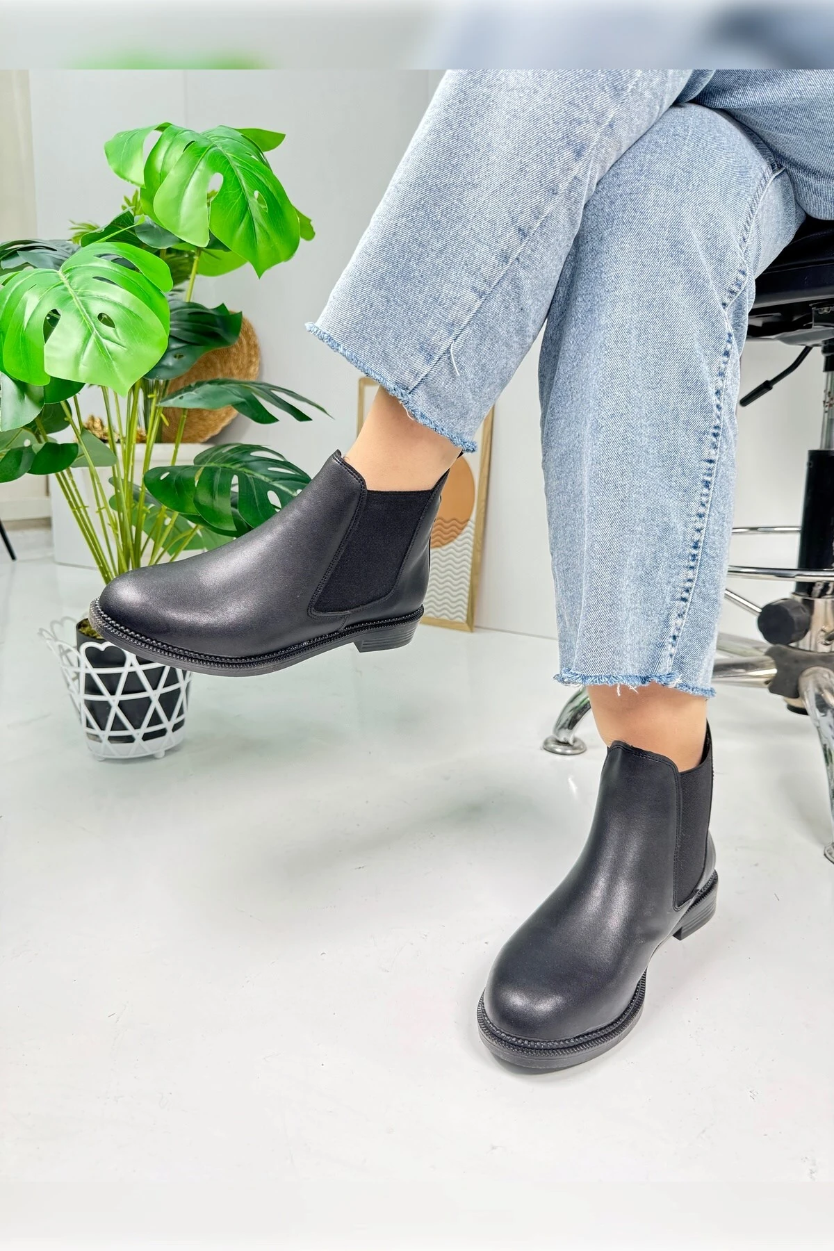 Günlük Kadın Siyah Bot Kalın Oval Burunlu Lastikli Alçak Topuklu Tırtıklı Taban Kısa  Bootie  387