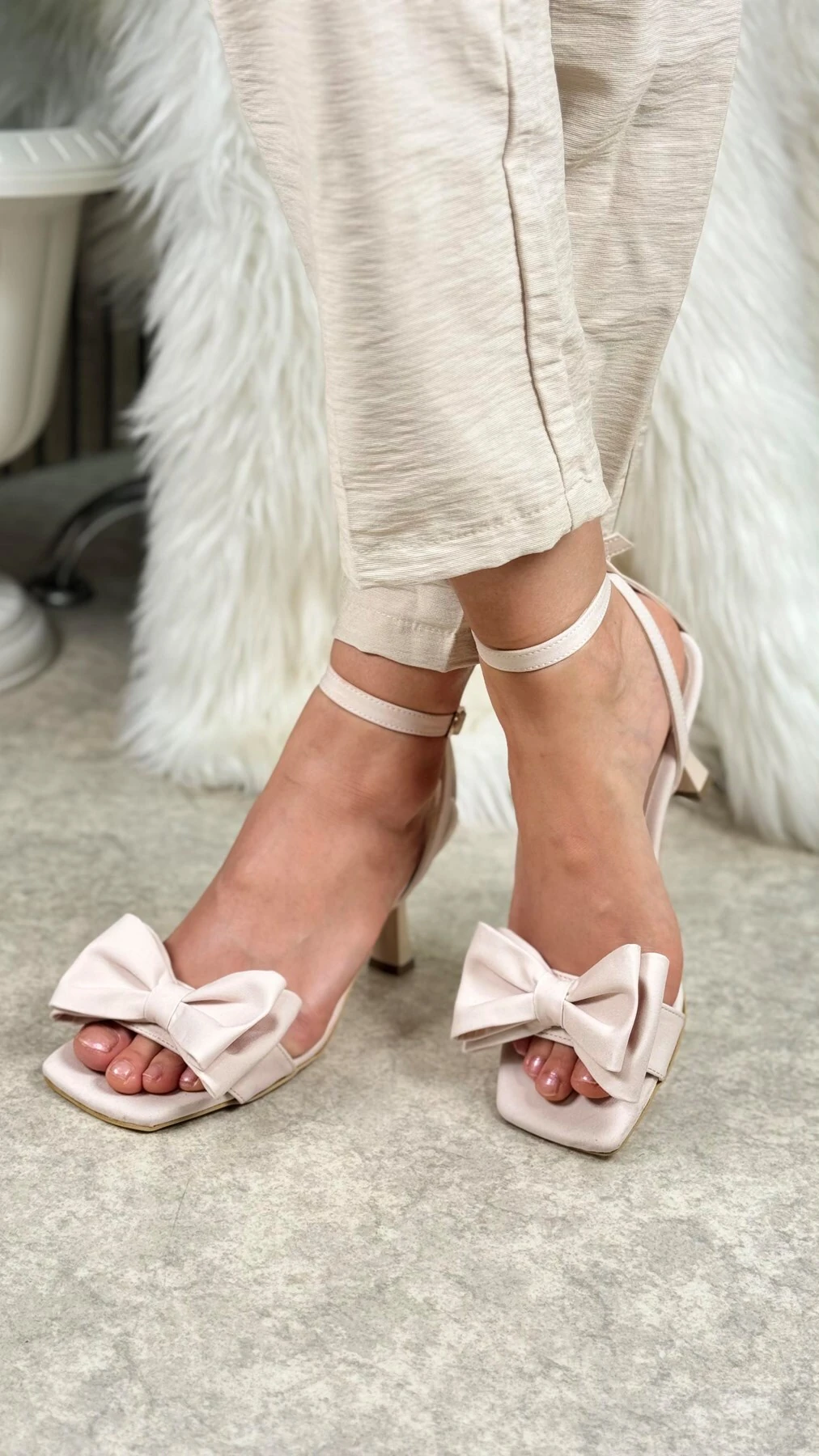 Günlük Kadın İnce Topuk Küt Burunlu Fiyonk Detaylı Bilekten Bağlı Tırtıklı Taban Abiye Ayakkabı 7065