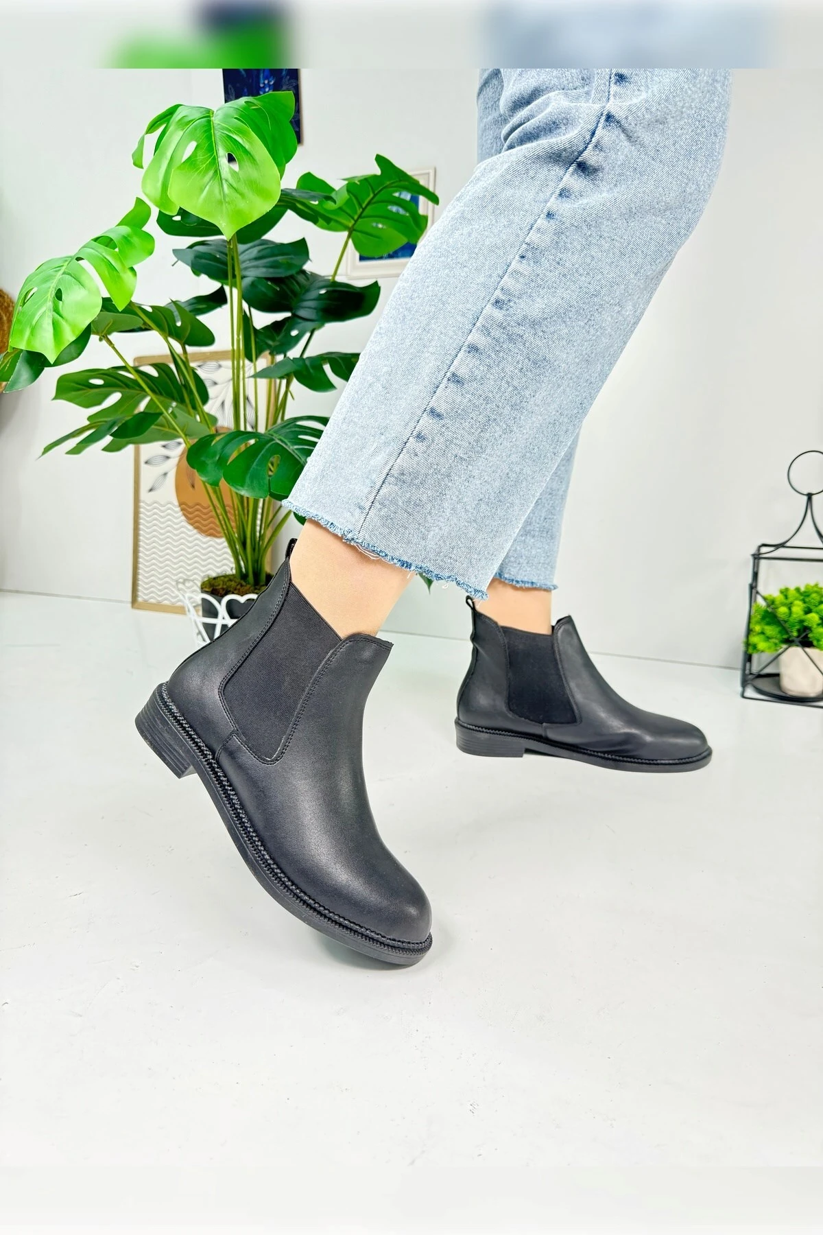 Günlük Kadın Siyah Bot Kalın Oval Burunlu Lastikli Alçak Topuklu Tırtıklı Taban Kısa  Bootie  387