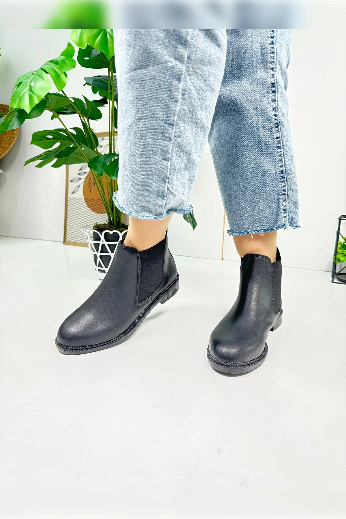 Günlük Kadın Siyah Bot Kalın Oval Burunlu Lastikli Alçak Topuklu Tırtıklı Taban Kısa  Bootie  387