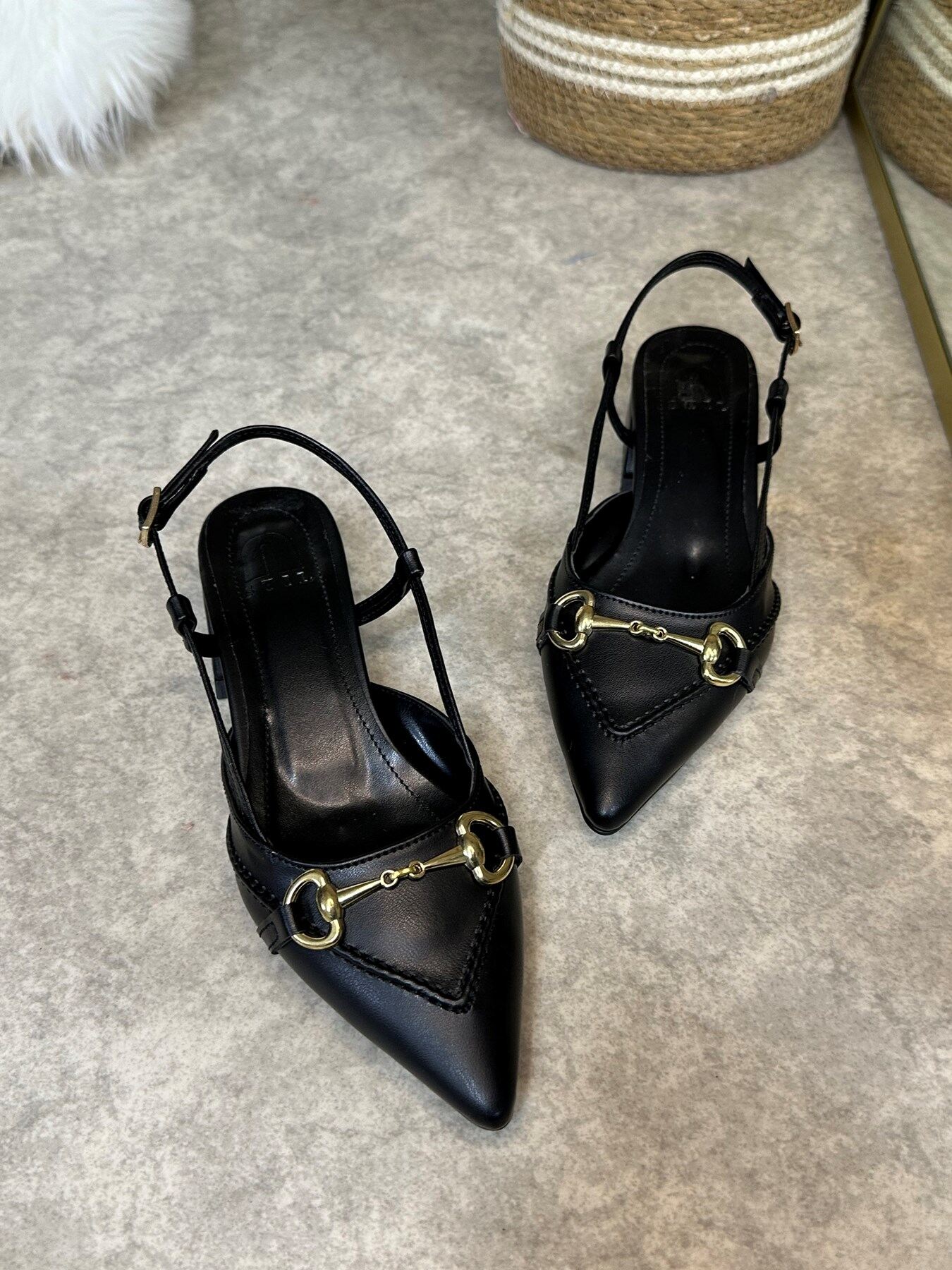 Günlük Kadın Babet Kalın Kısa Topuklu Sivri Burunlu Ayarlanabilir Tokalı Arkası Açık Ayakkabı 456