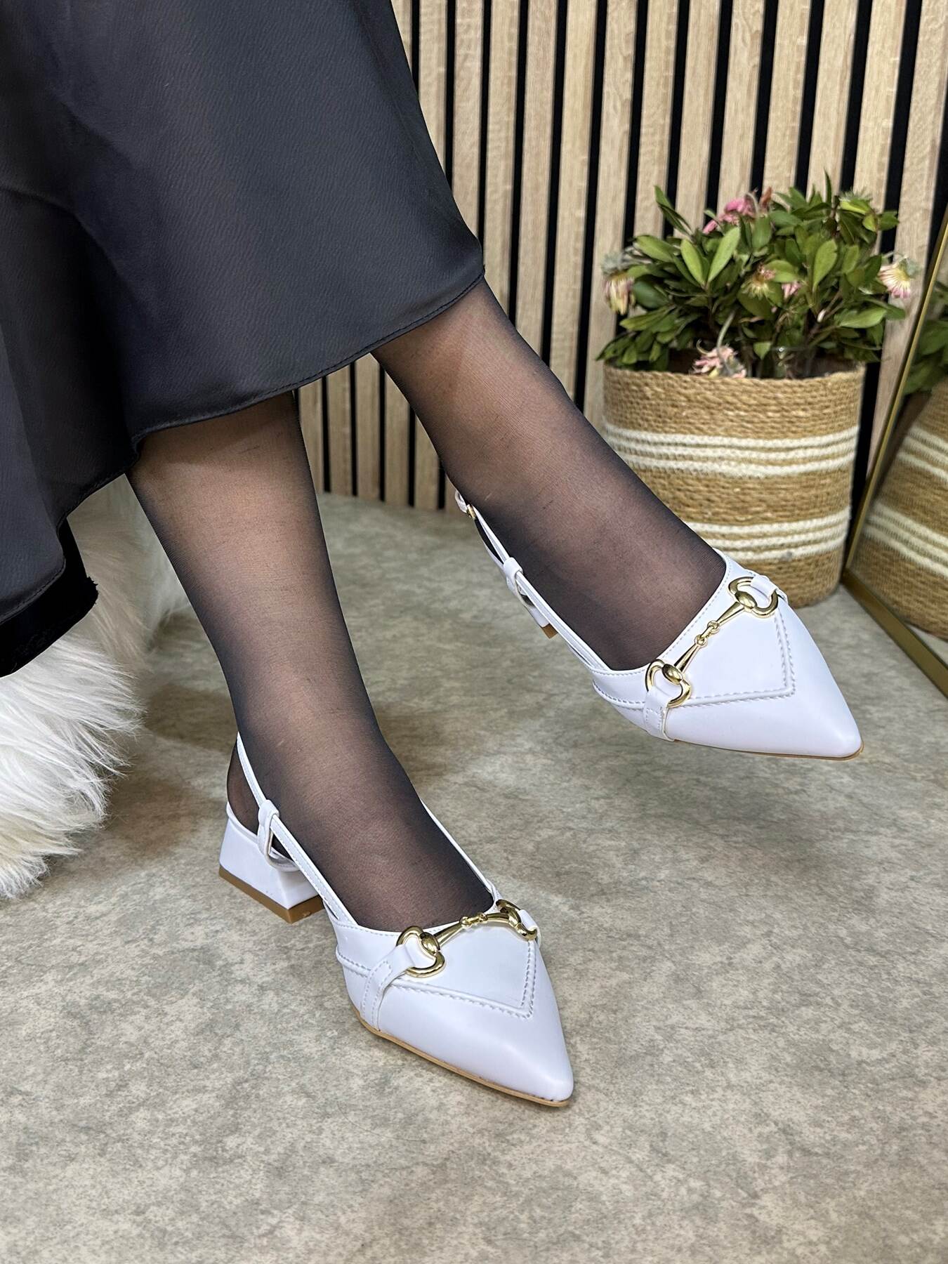 Günlük Kadın Babet Kalın Kısa Topuklu Sivri Burunlu Ayarlanabilir Tokalı Arkası Açık Ayakkabı 456