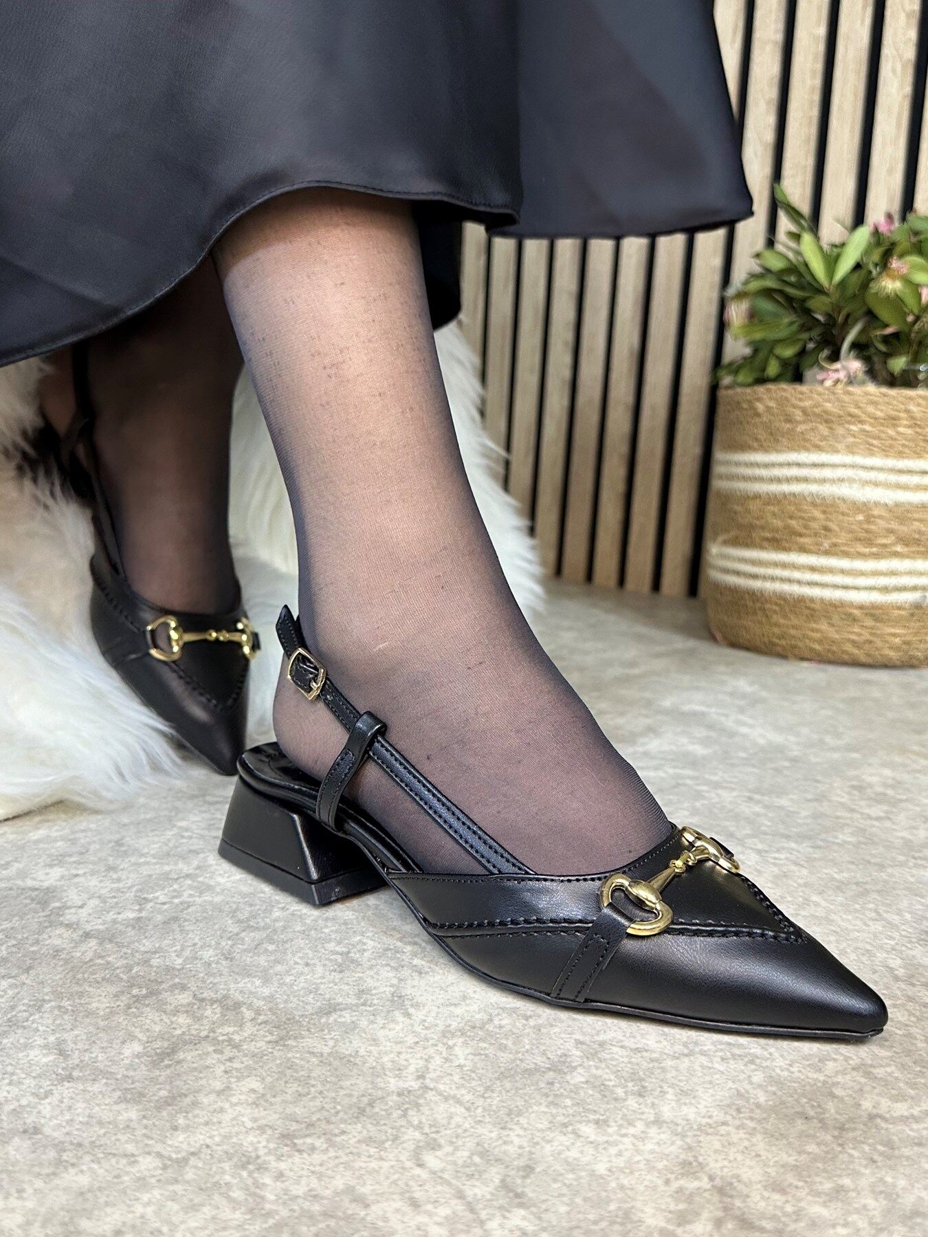 Günlük Kadın Babet Kalın Kısa Topuklu Sivri Burunlu Ayarlanabilir Tokalı Arkası Açık Ayakkabı 456