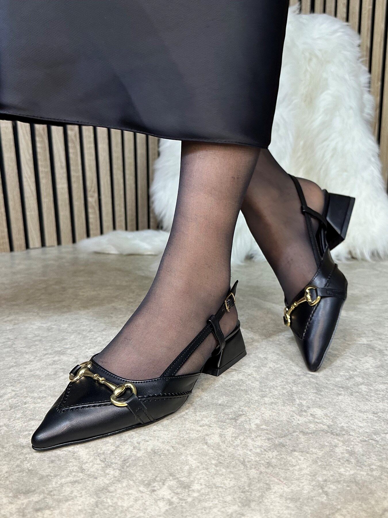 Günlük Kadın Babet Kalın Kısa Topuklu Sivri Burunlu Ayarlanabilir Tokalı Arkası Açık Ayakkabı 456