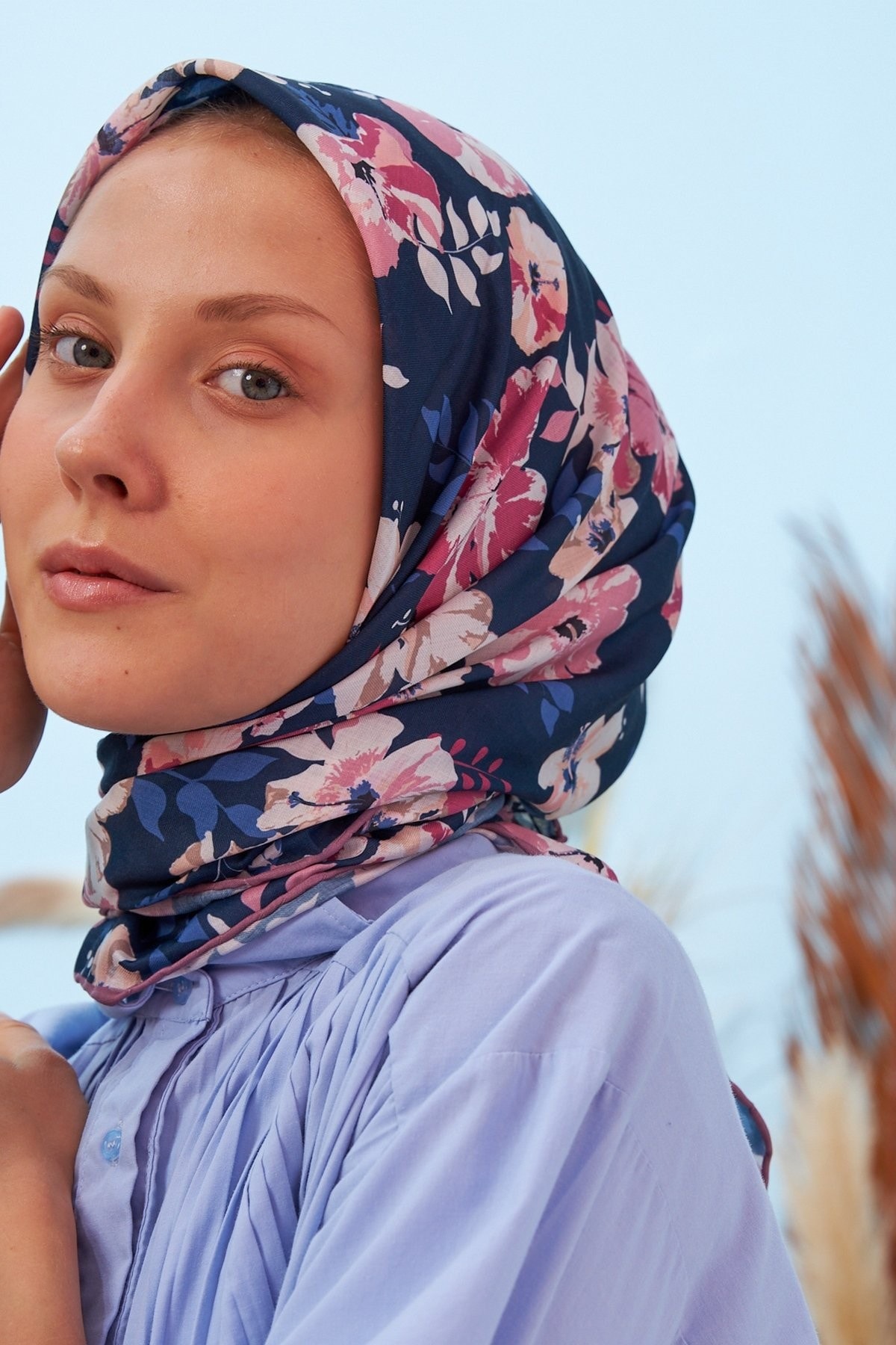 Çiçek Bahçesi Lacivert Pamuk Viskon Eşarp