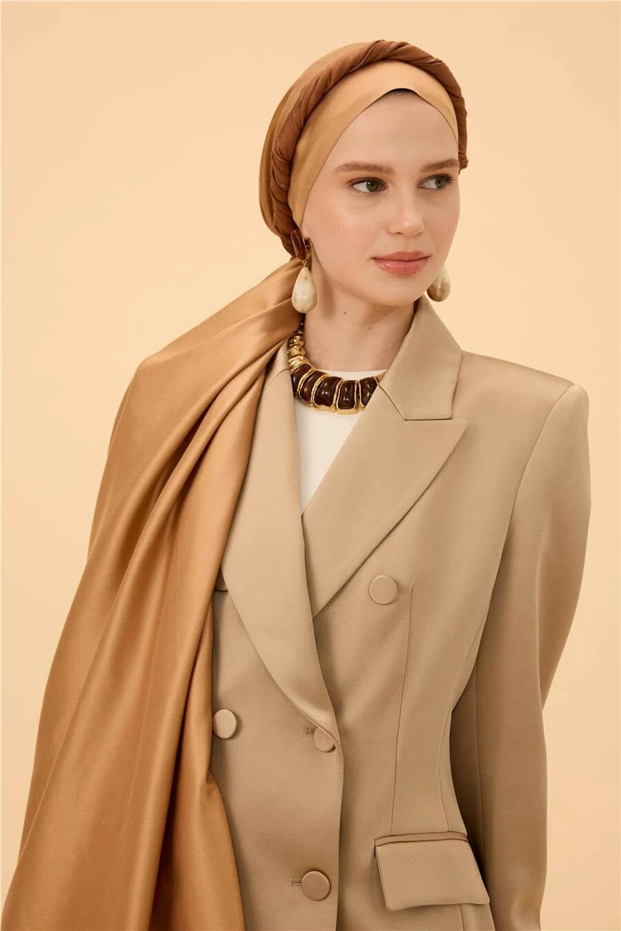 Gold Siyah Düz Çift Taraflı İpek Şal Modeli