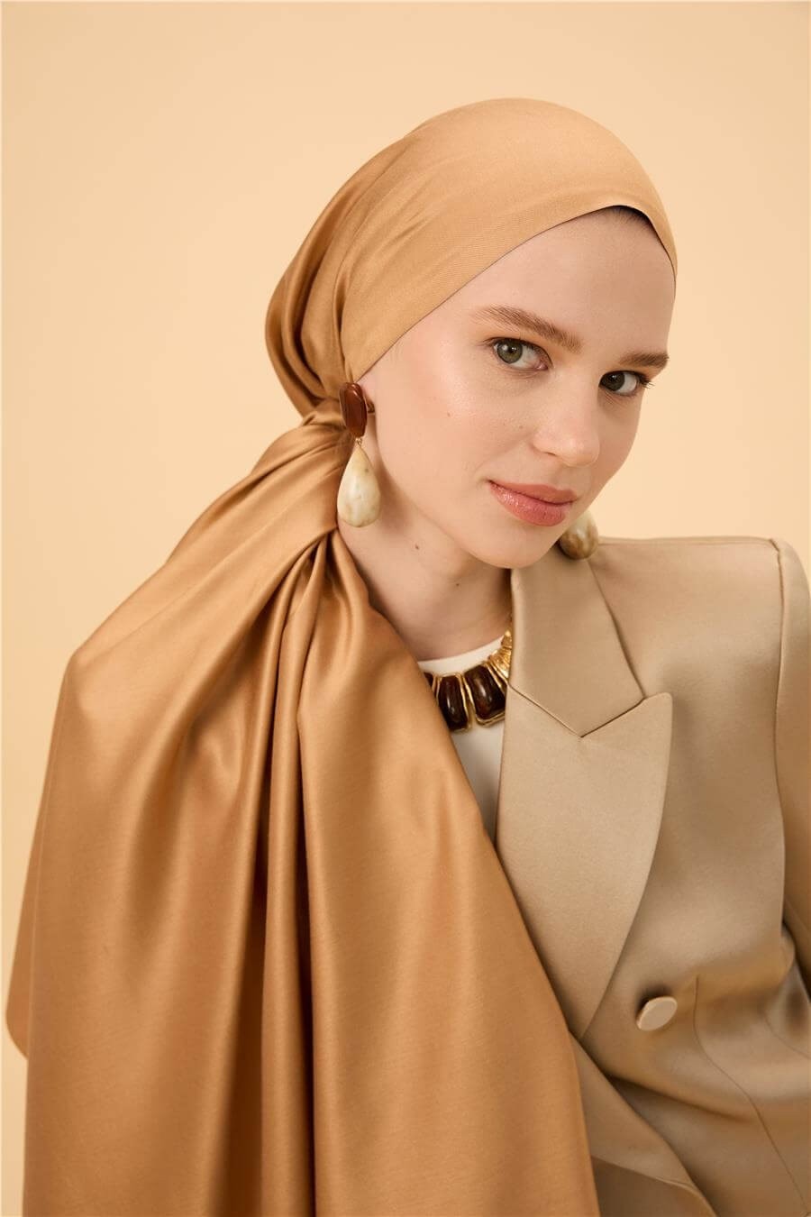 Koyu Gold Vizon Düz Çift Taraflı İpek Şal Modeli