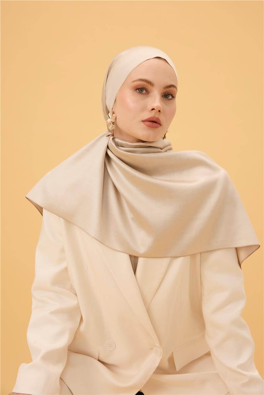 Krem Vizon Düz Çift Taraflı İpek Şal Modeli