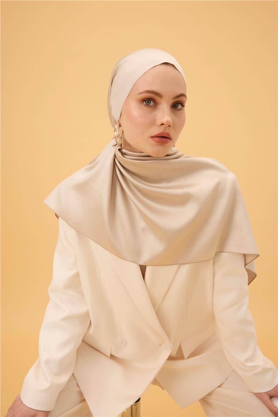 Krem Vizon Düz Çift Taraflı İpek Şal Modeli