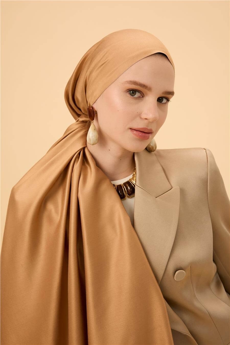 Koyu Gold Vizon Düz Çift Taraflı İpek Şal Modeli