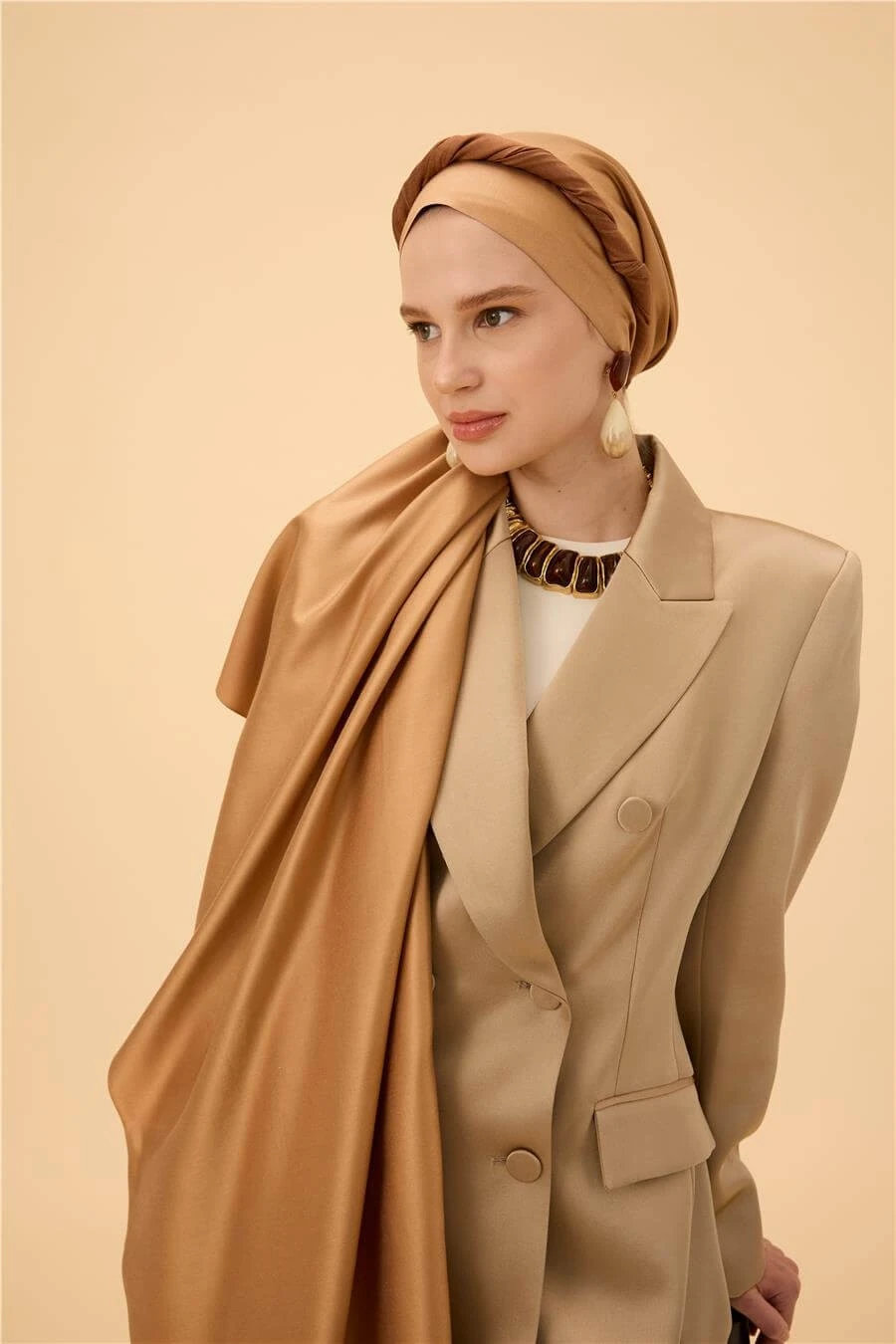 Gold Siyah Düz Çift Taraflı İpek Şal Modeli