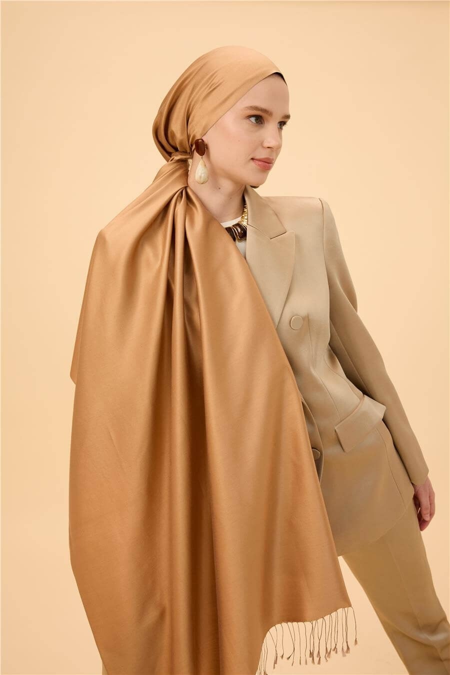 Koyu Gold Vizon Düz Çift Taraflı İpek Şal Modeli