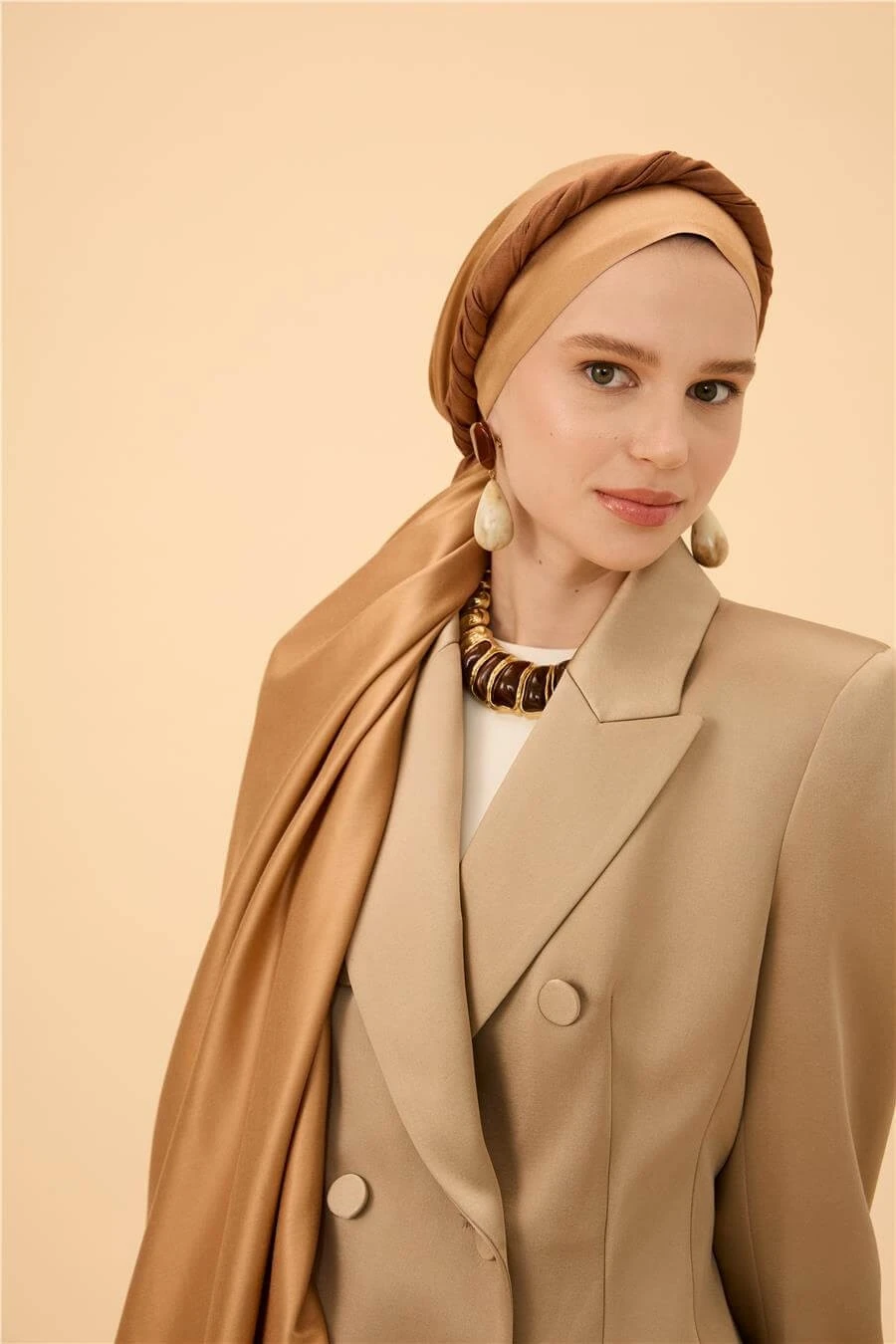 Gold Siyah Düz Çift Taraflı İpek Şal Modeli