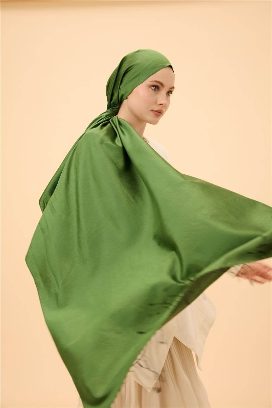 Çam Yeşili Siyah Düz Çift Taraflı İpek Şal Modeli