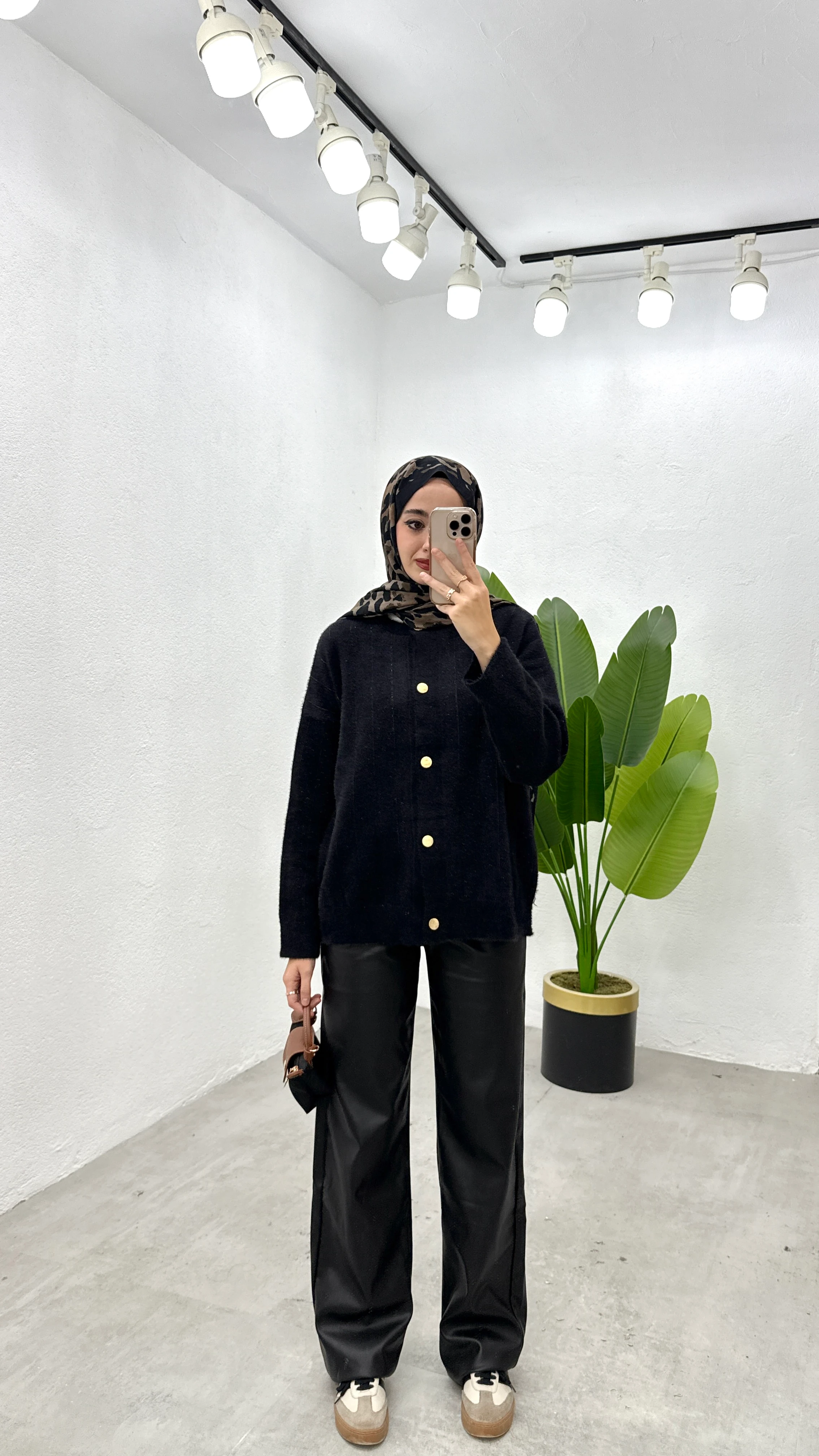 Simli Düğmeli Hırka - Siyah