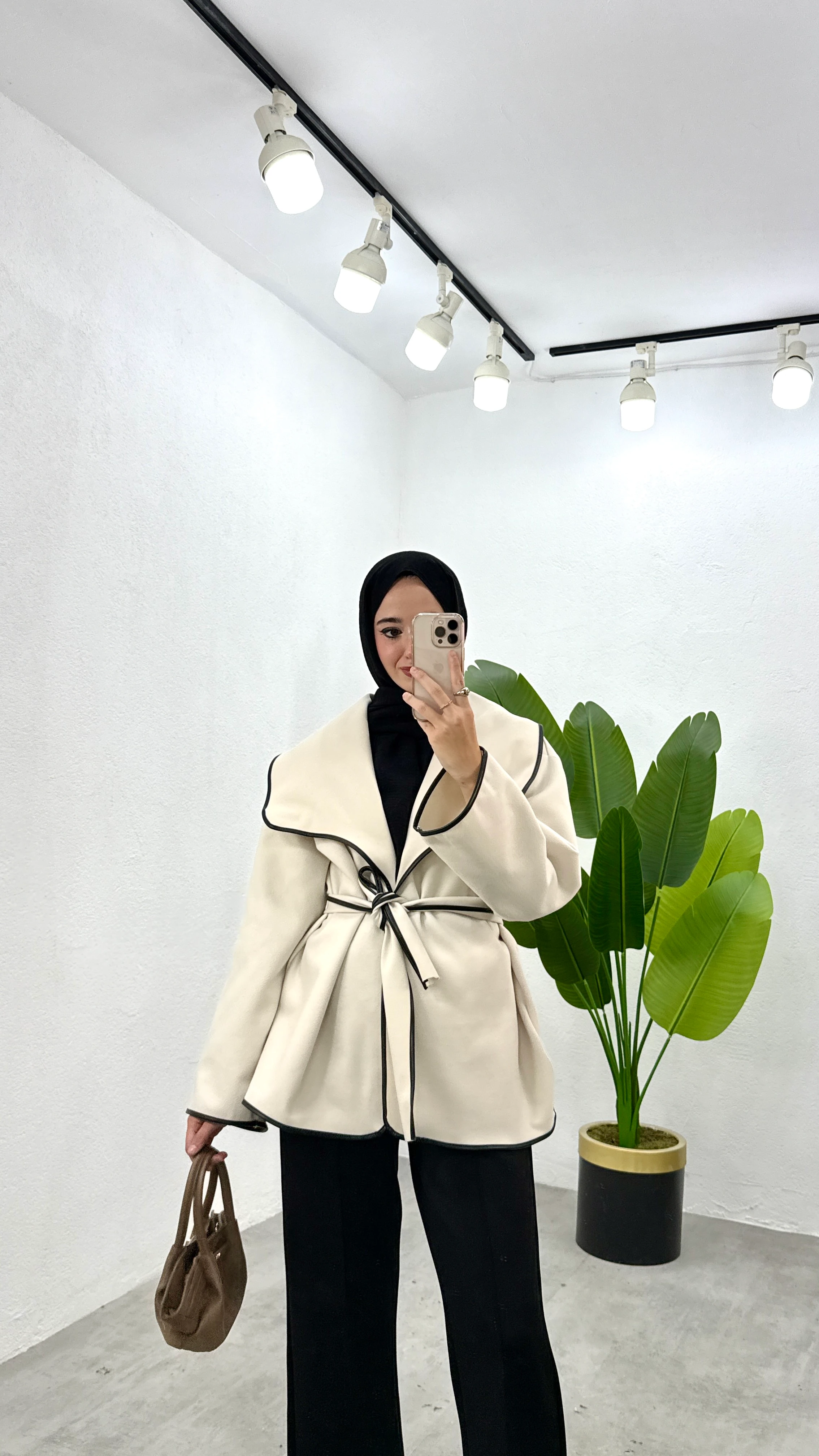 Biyeli Kemerli Kaşe Ceket