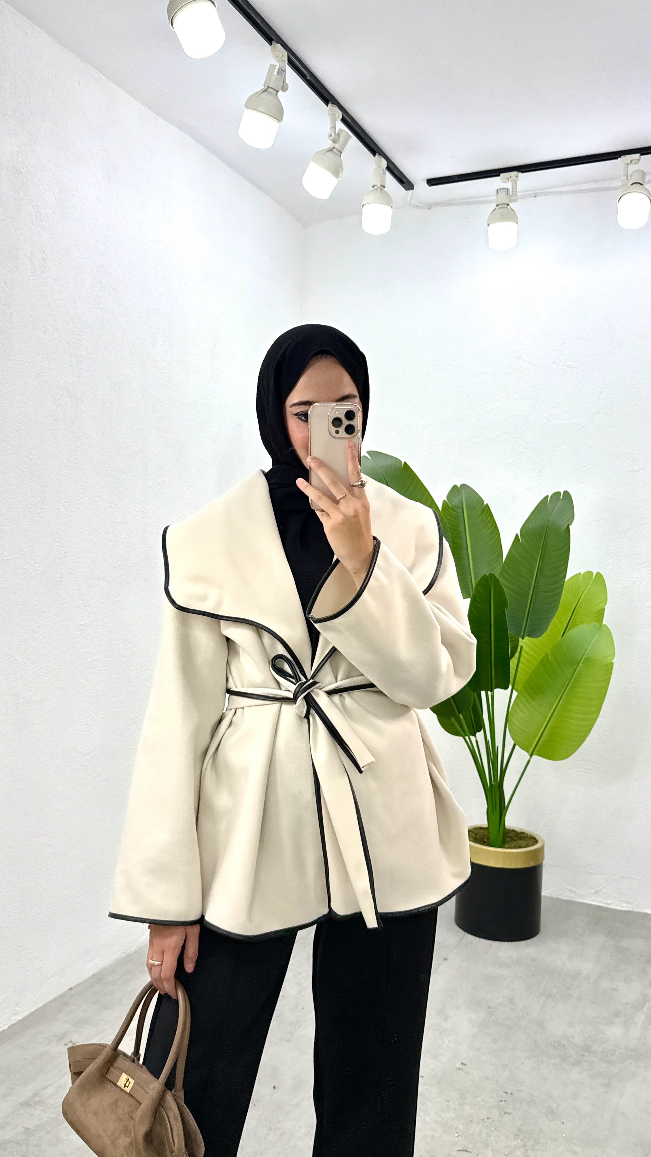 Biyeli Kemerli Kaşe Ceket