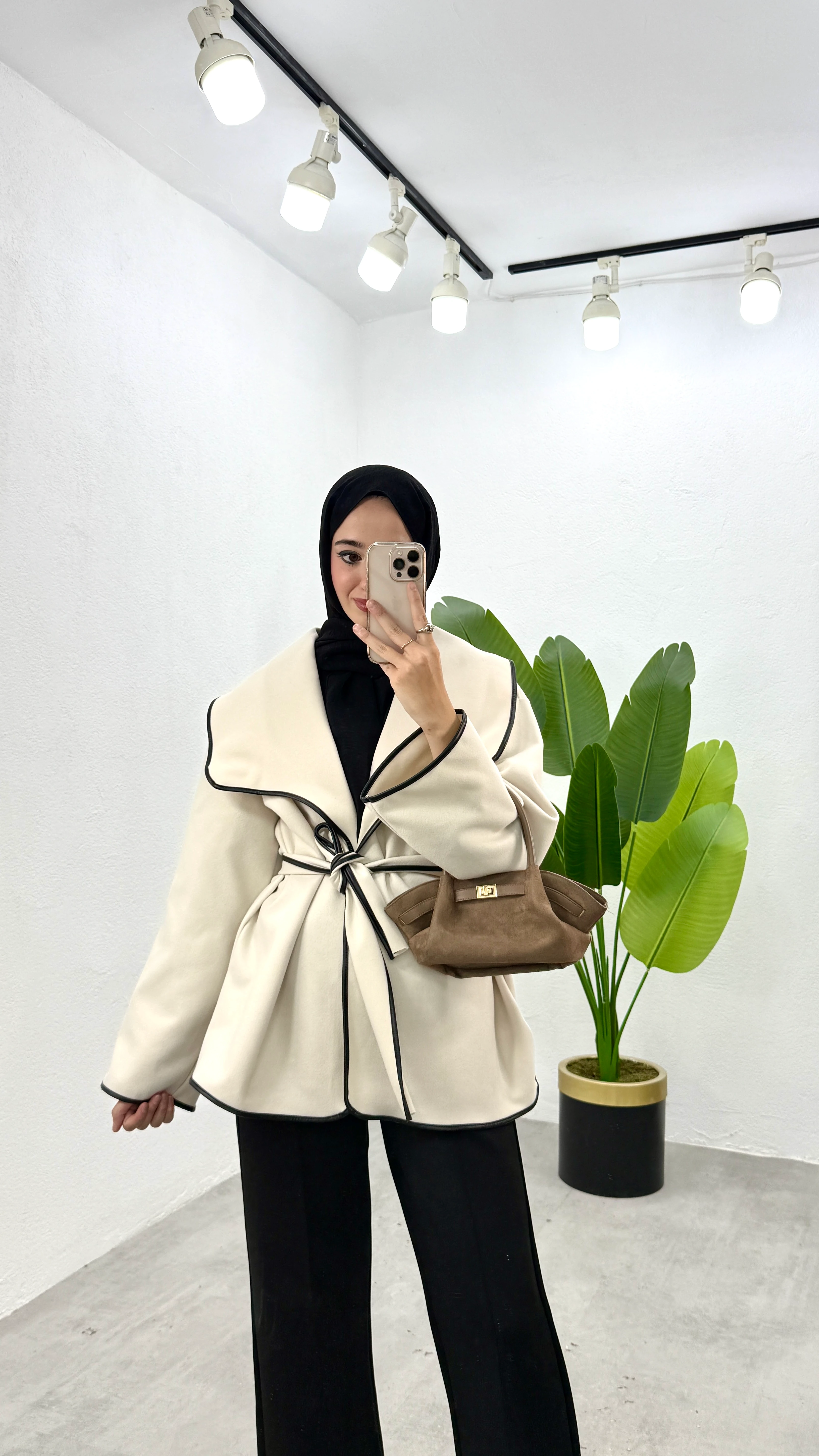 Biyeli Kemerli Kaşe Ceket