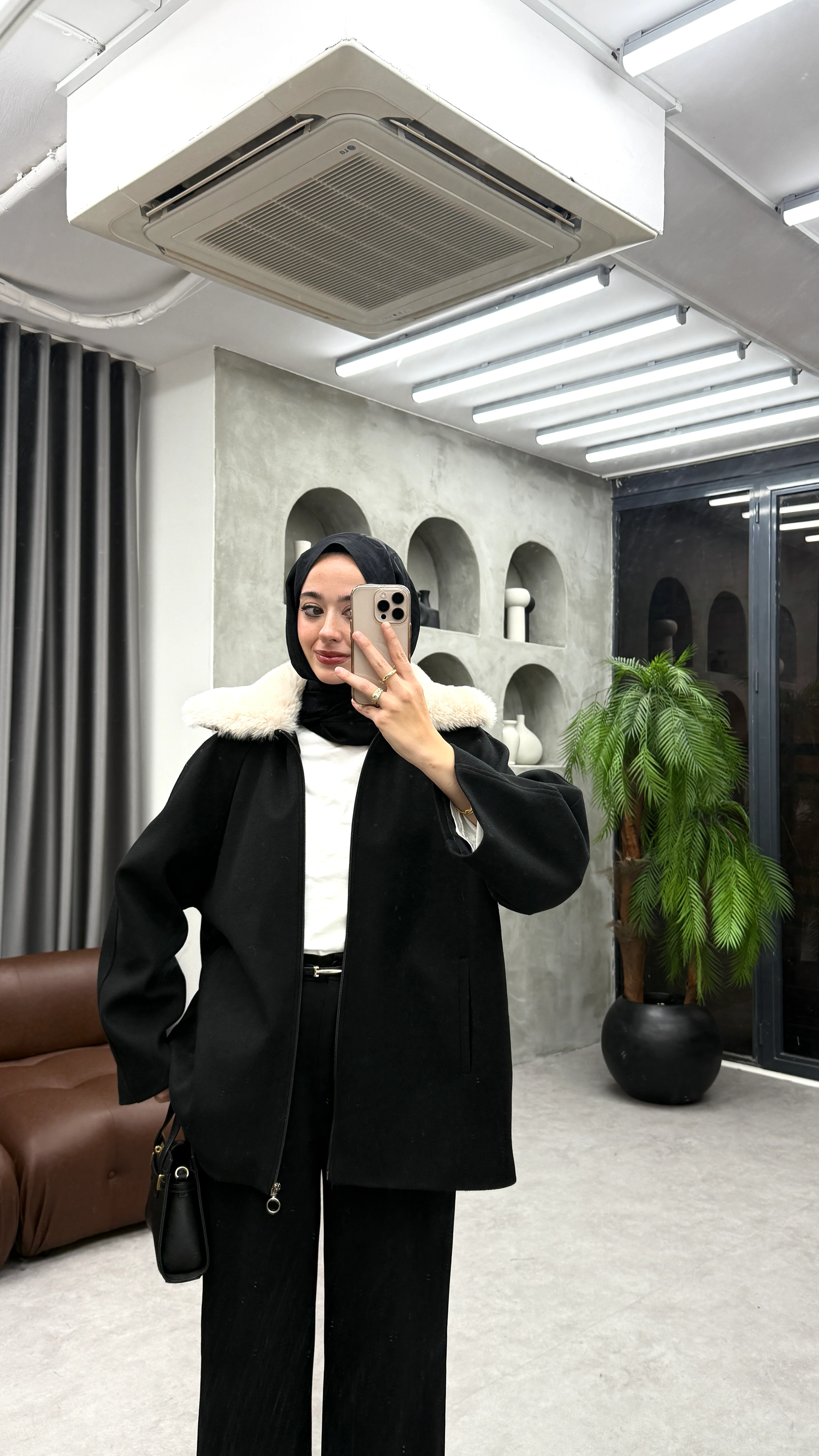 Yakası Kürklü Kaşe Mont - Siyah