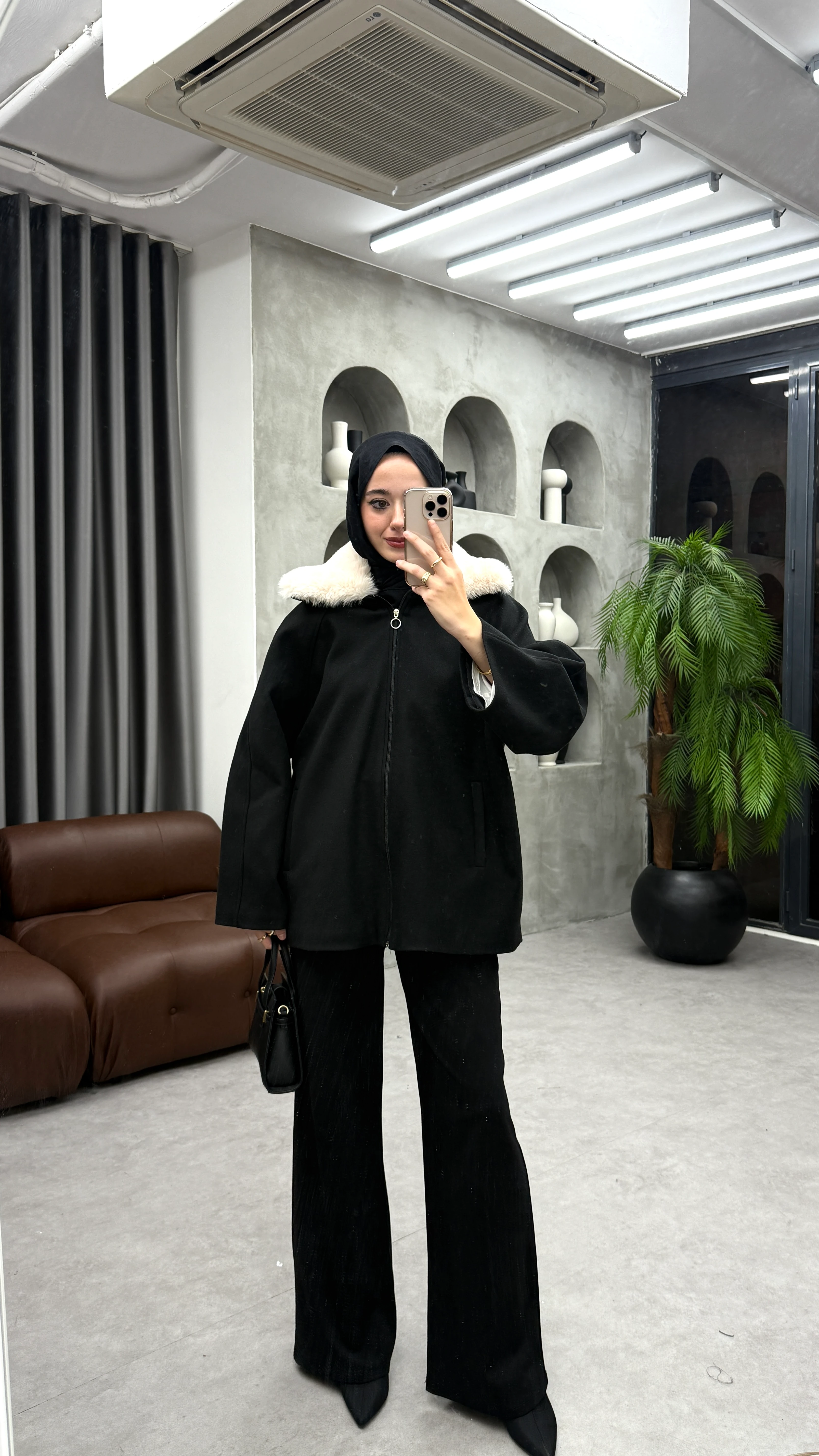 Yakası Kürklü Kaşe Mont - Siyah