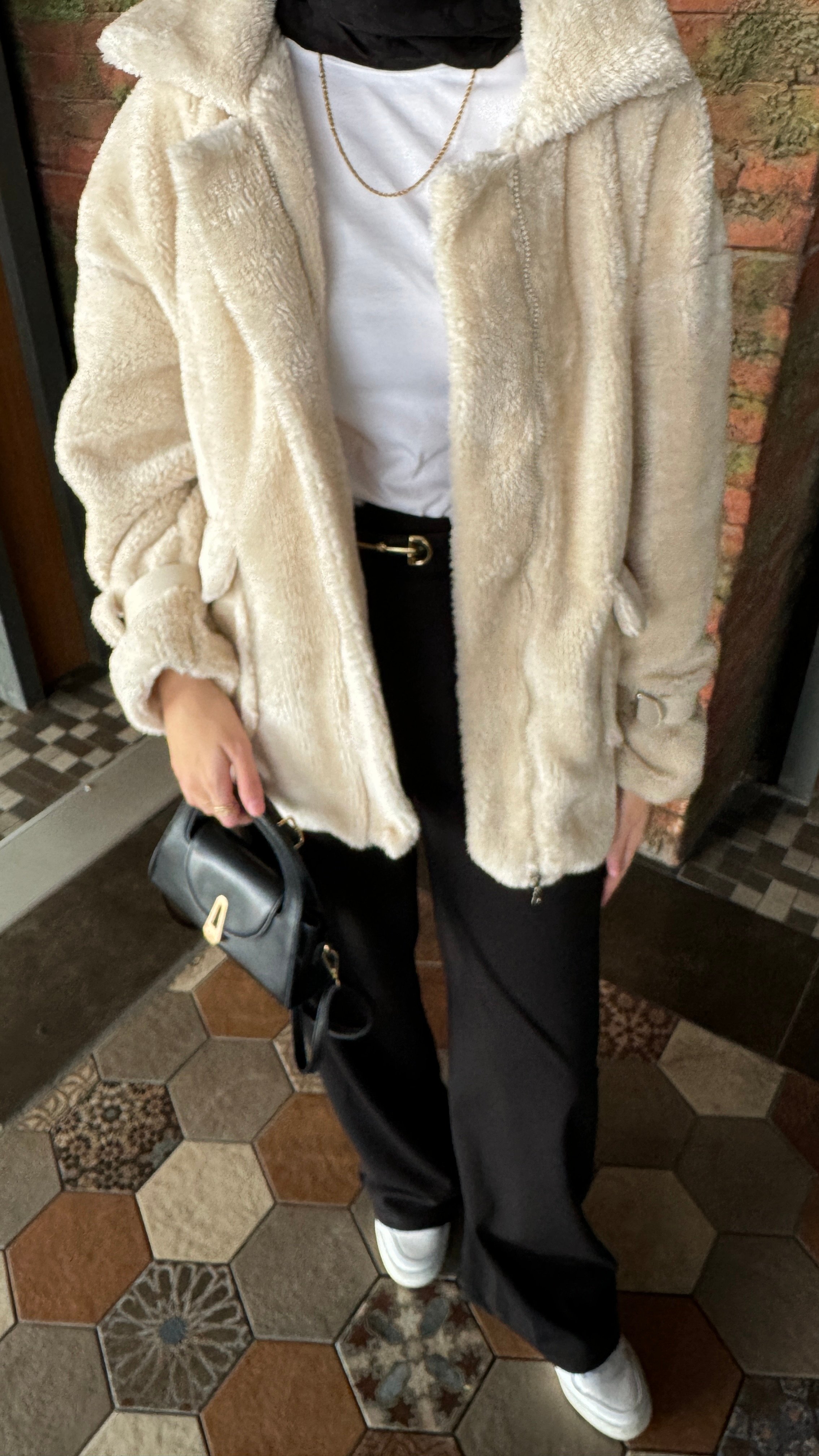 Kol Kemerli Peluş Mont - Bej