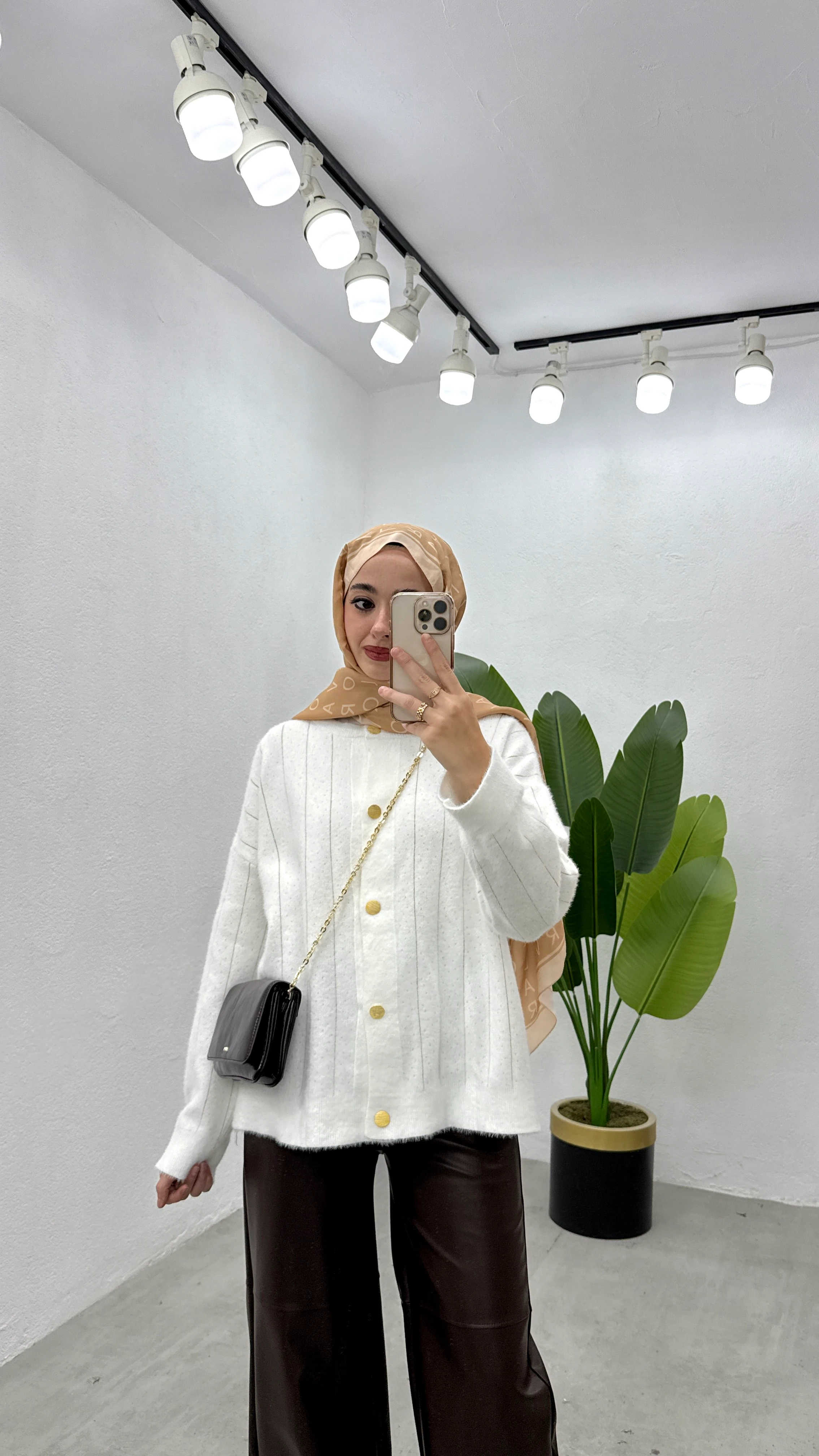 Simli Düğmeli Hırka - Beyaz